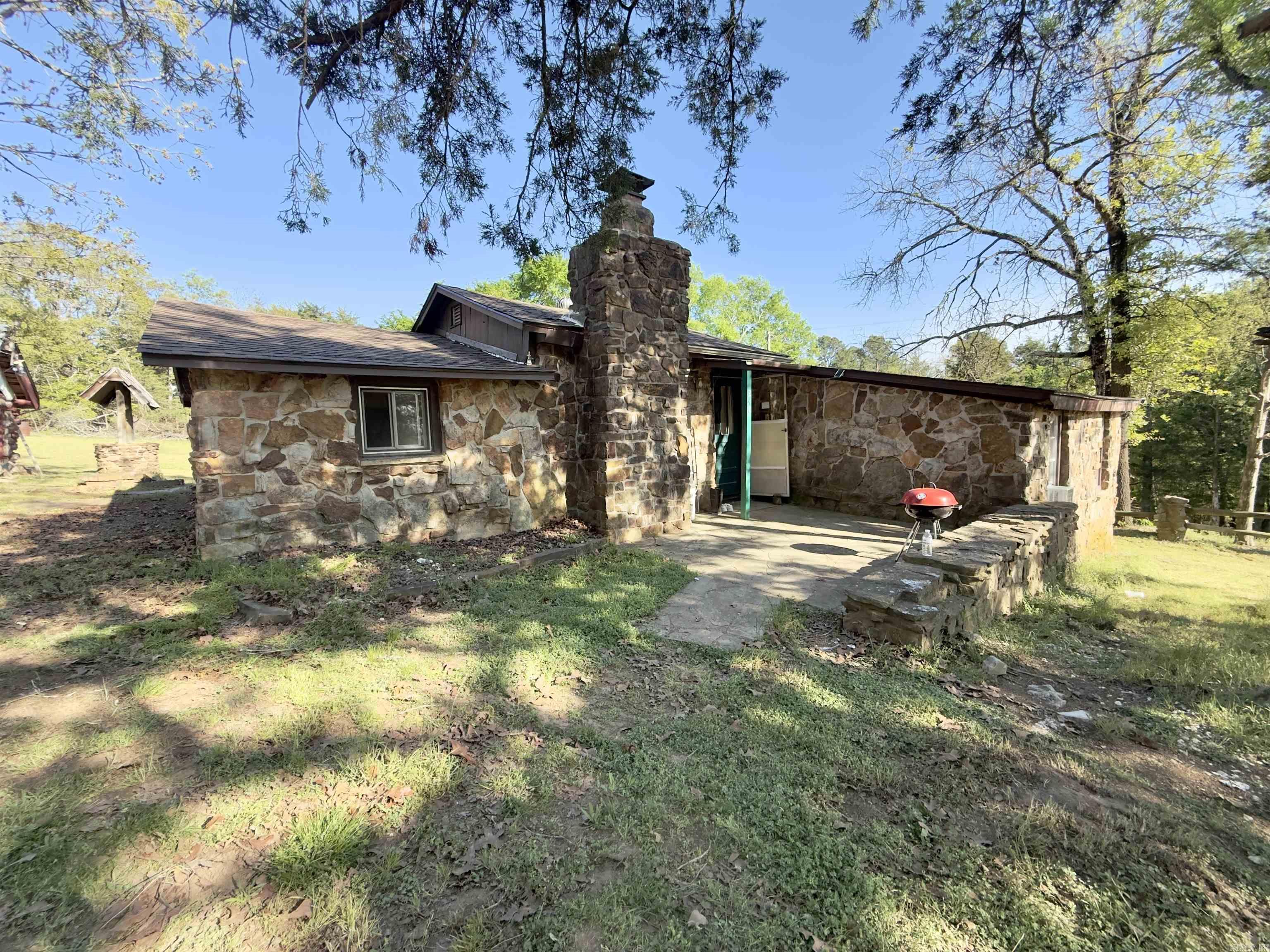 240 Dexter Ln Property Photo 1