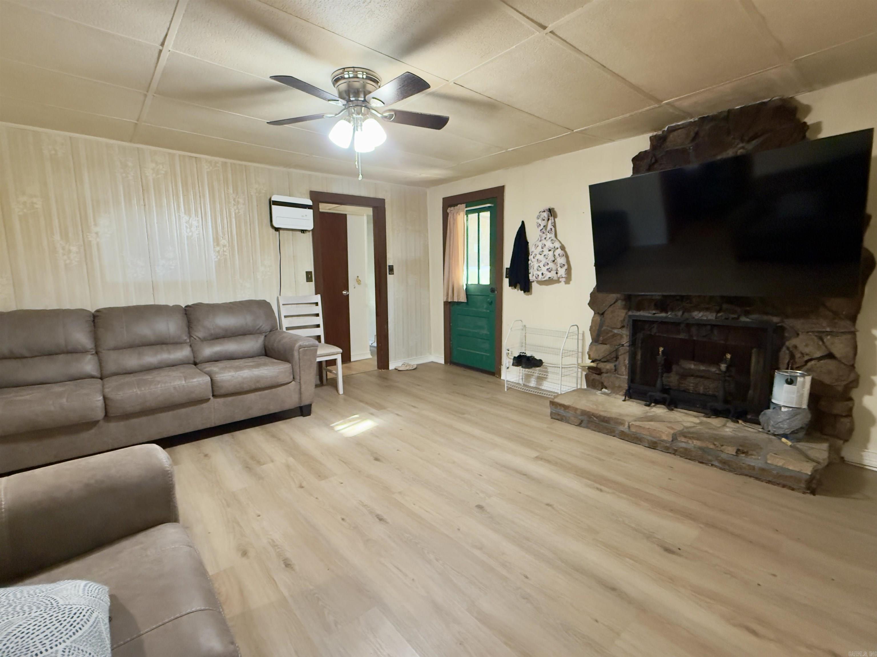 240 Dexter Ln Property Photo 4