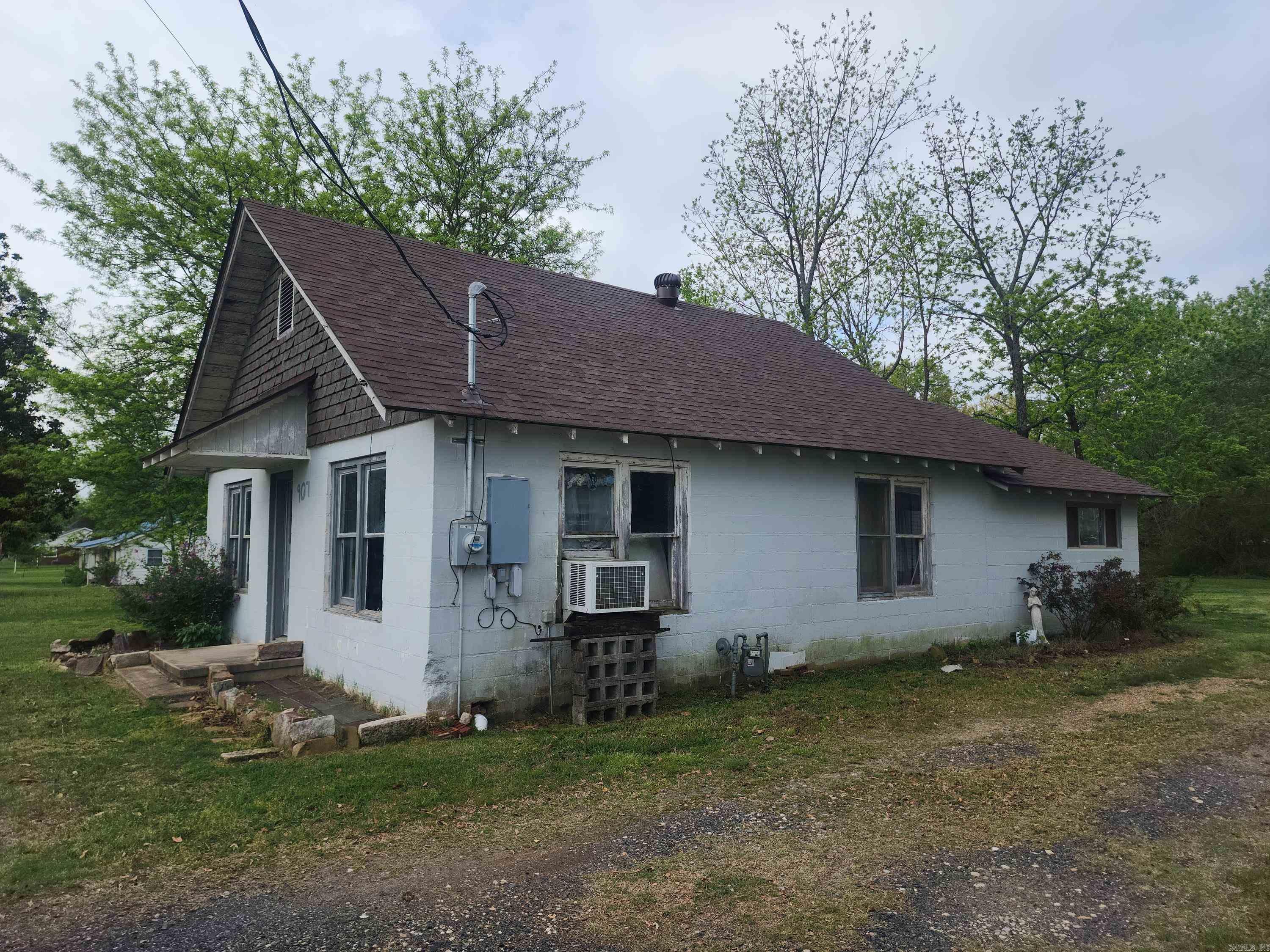 907 S Reine Property Photo 3