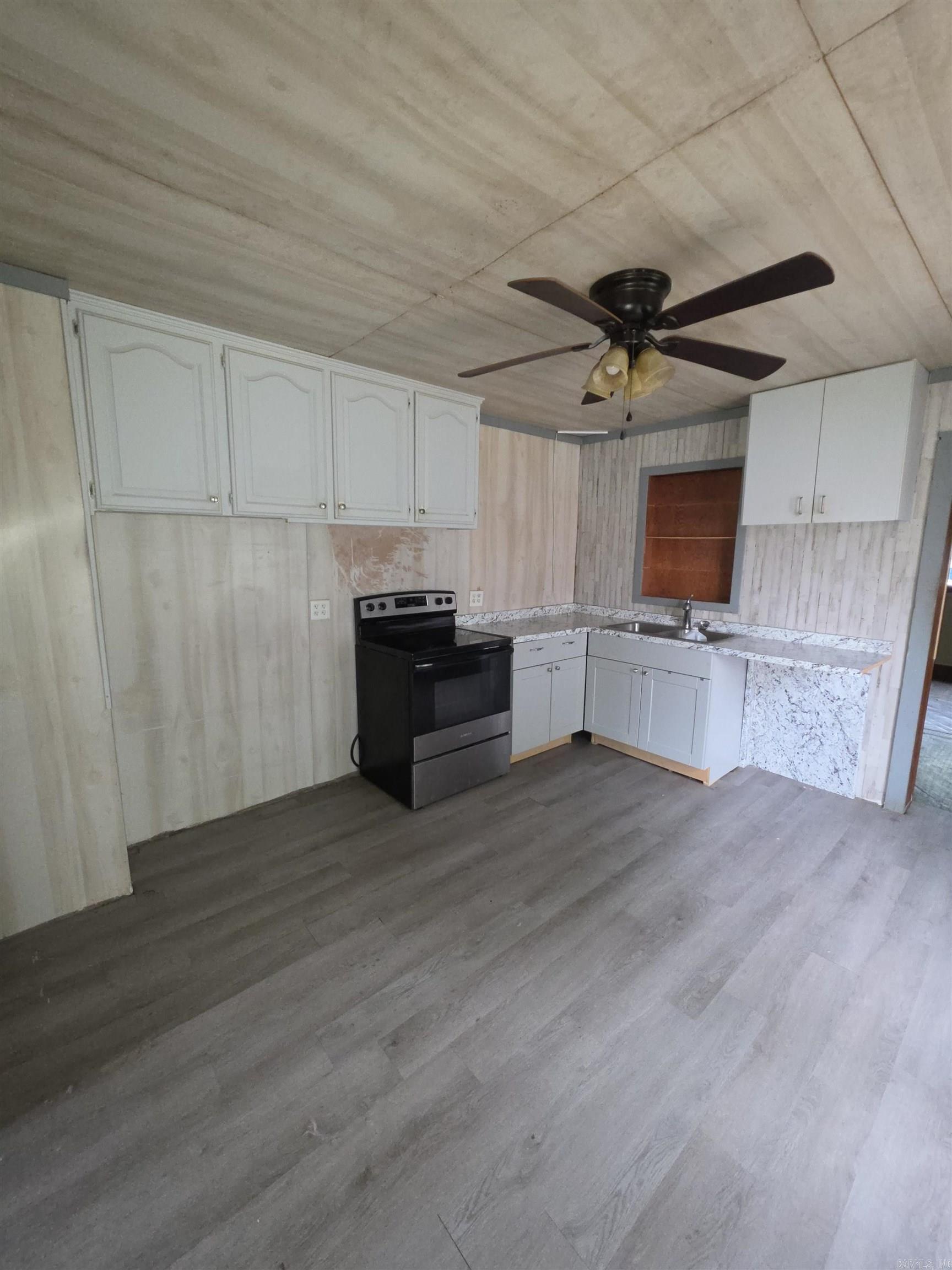 907 S Reine Property Photo 13