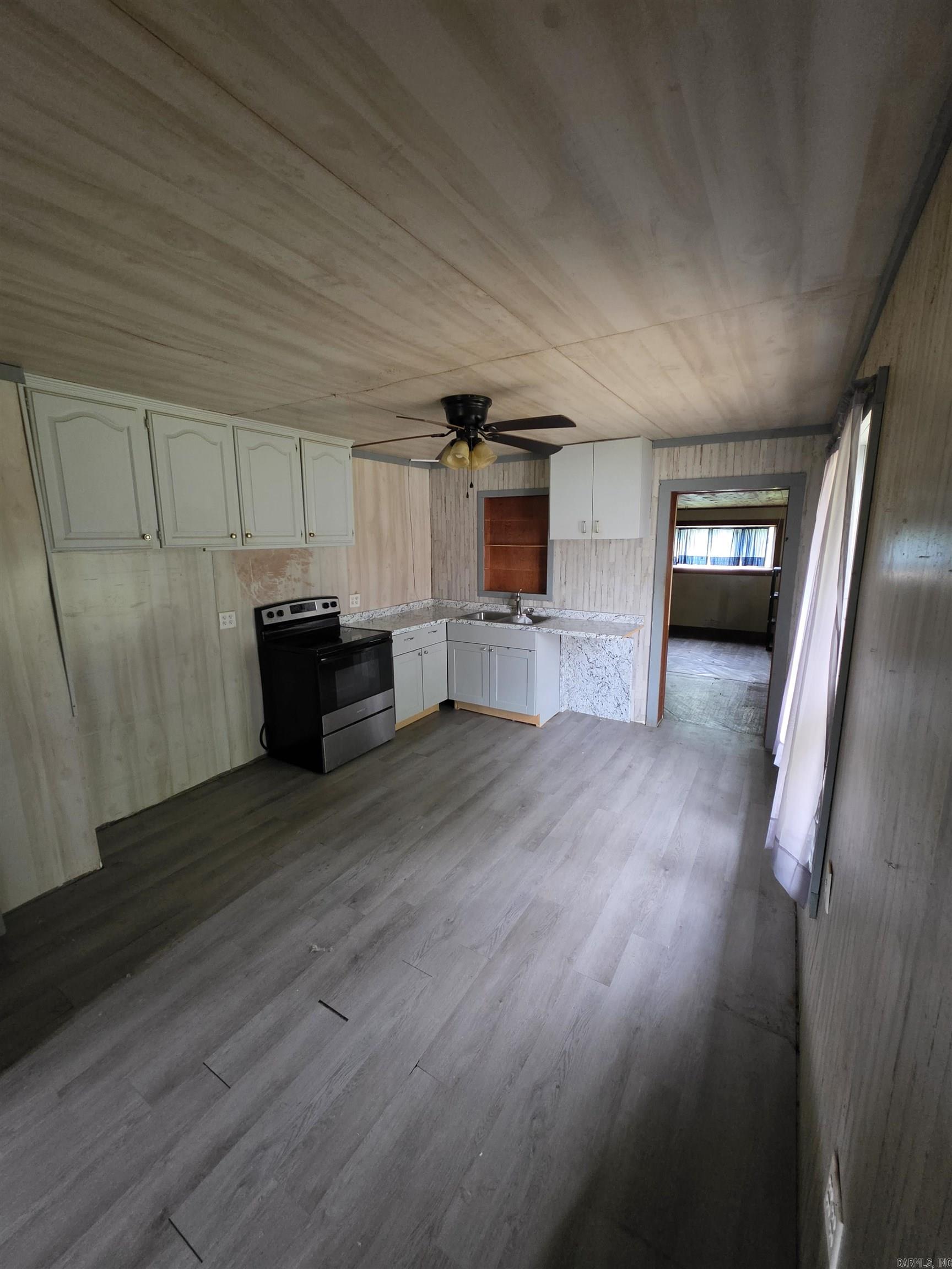 907 S Reine Property Photo 16