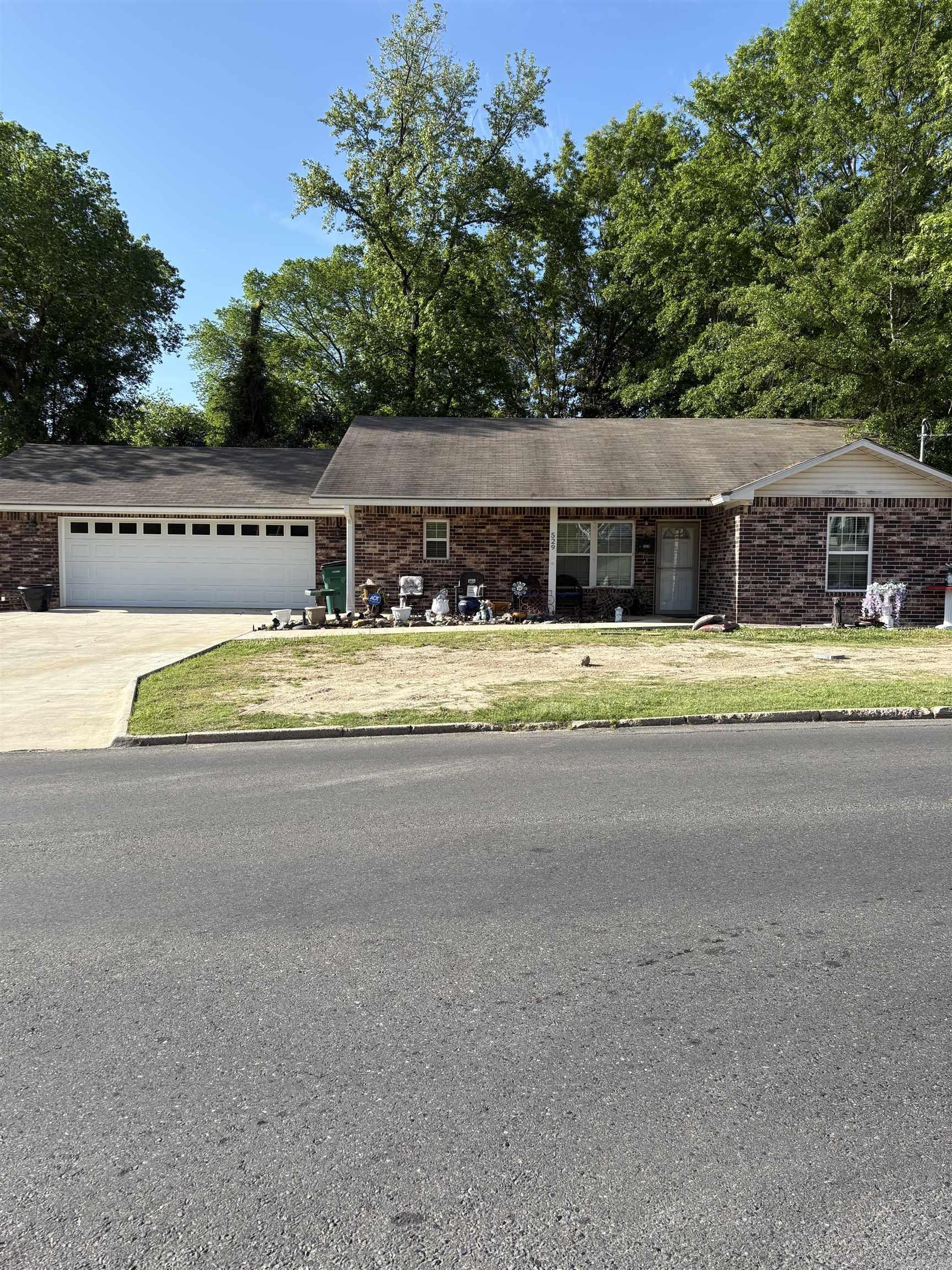 529 W Grove St. Property Photo 1