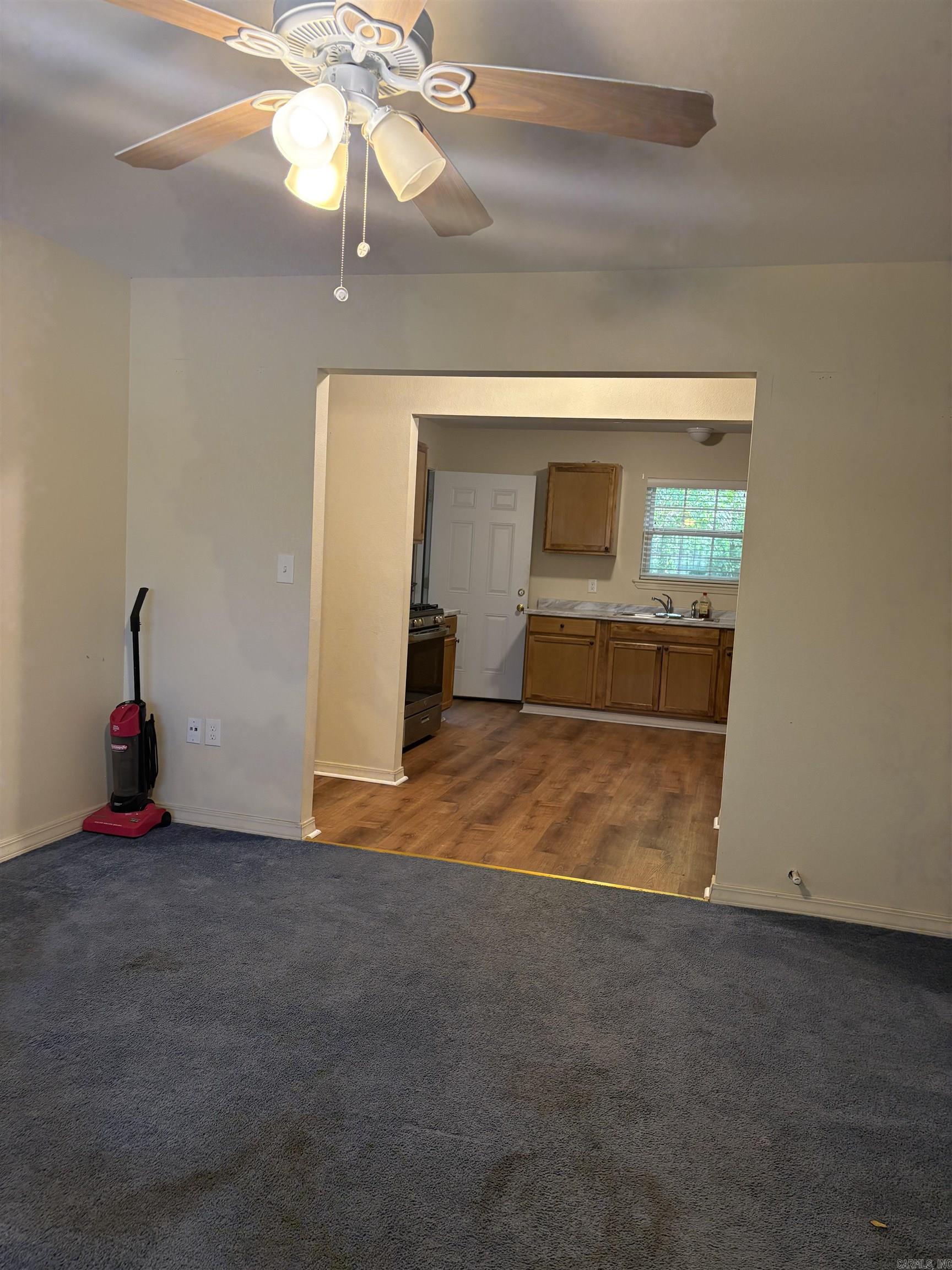 529 W Grove St. Property Photo 4