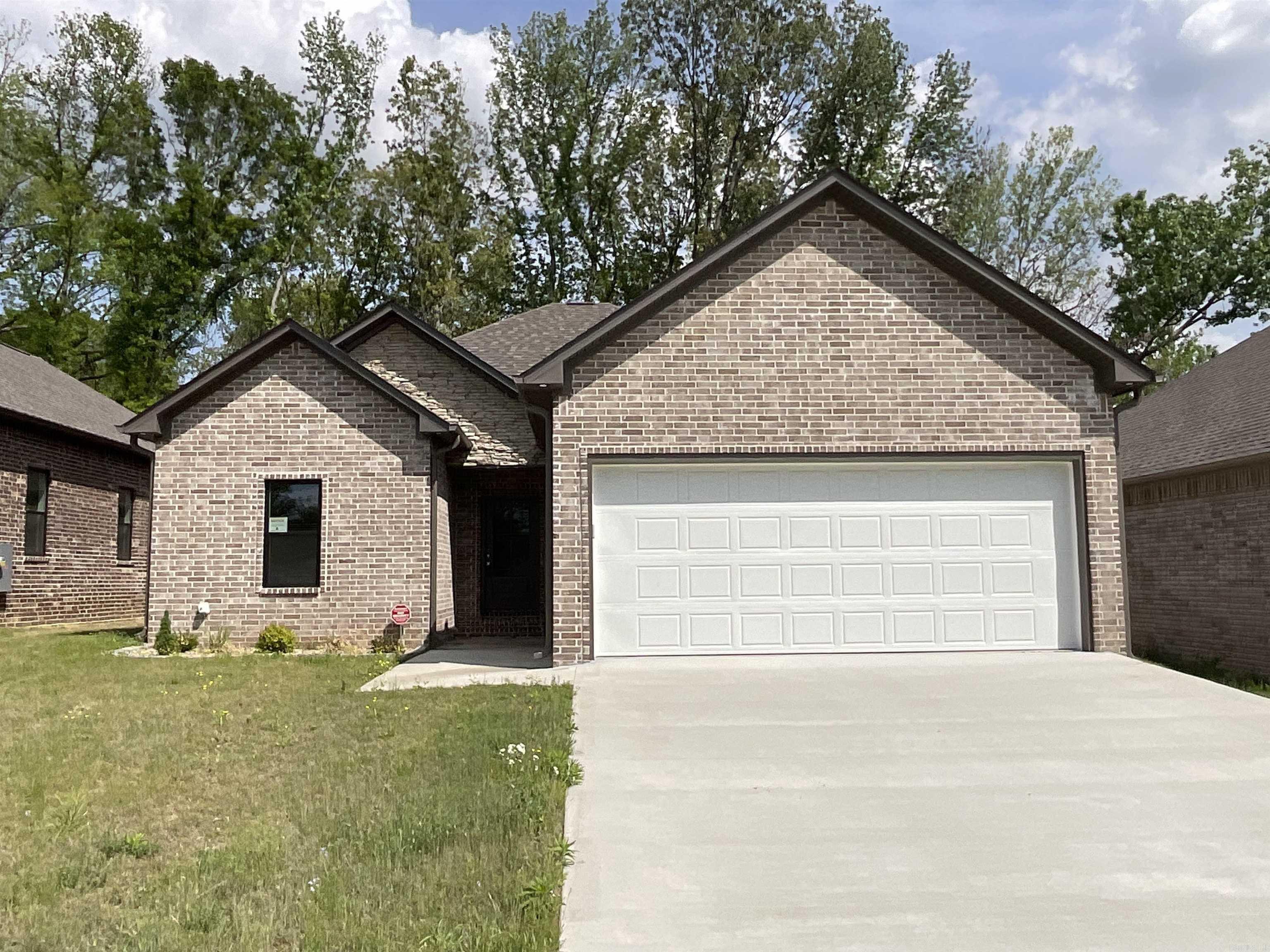 929 N Jeff Davis Avenue Property Photo 1
