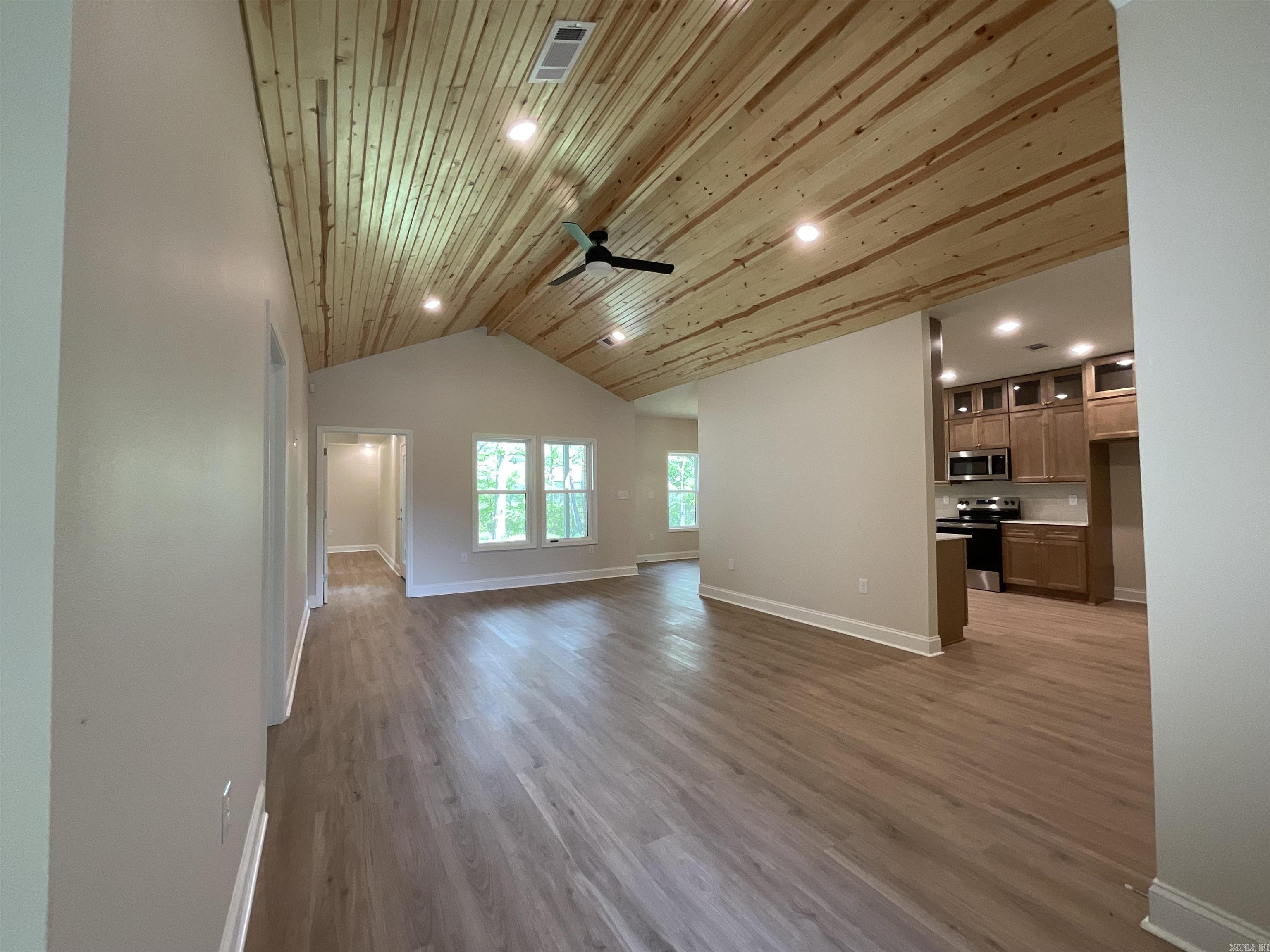 929 N Jeff Davis Avenue Property Photo 3