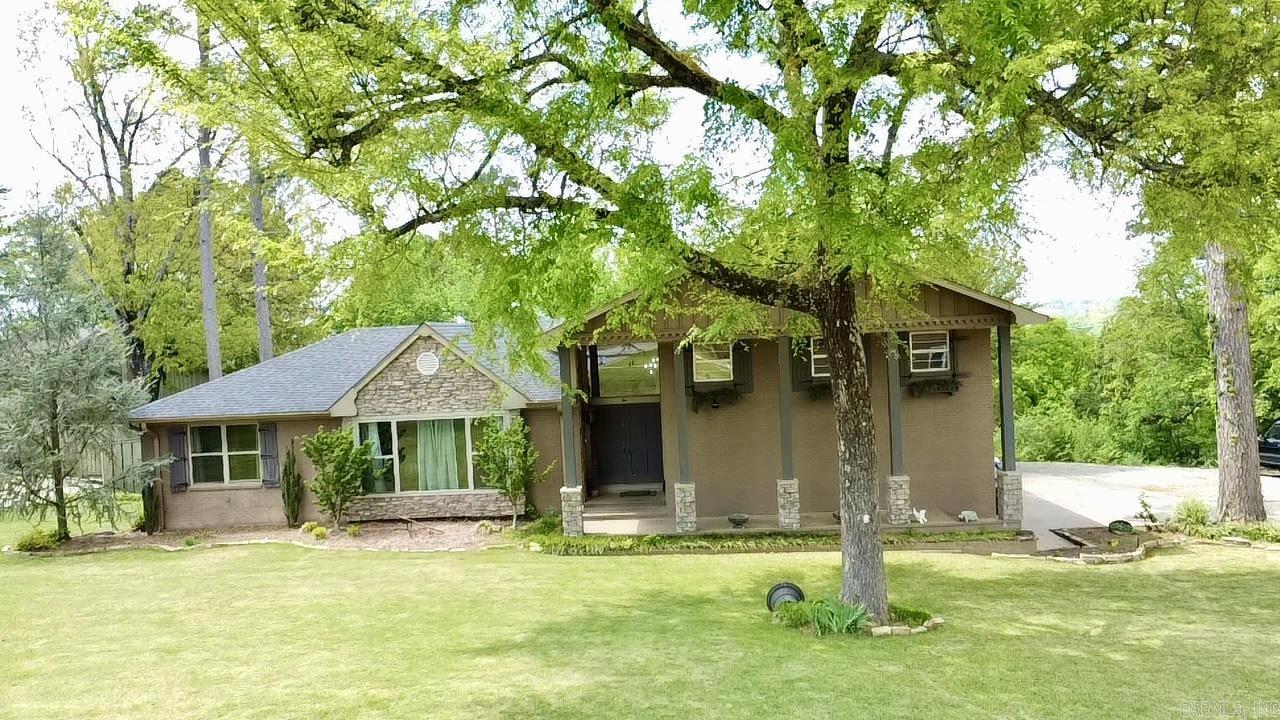 2 Briarwood Ln Property Photo 1