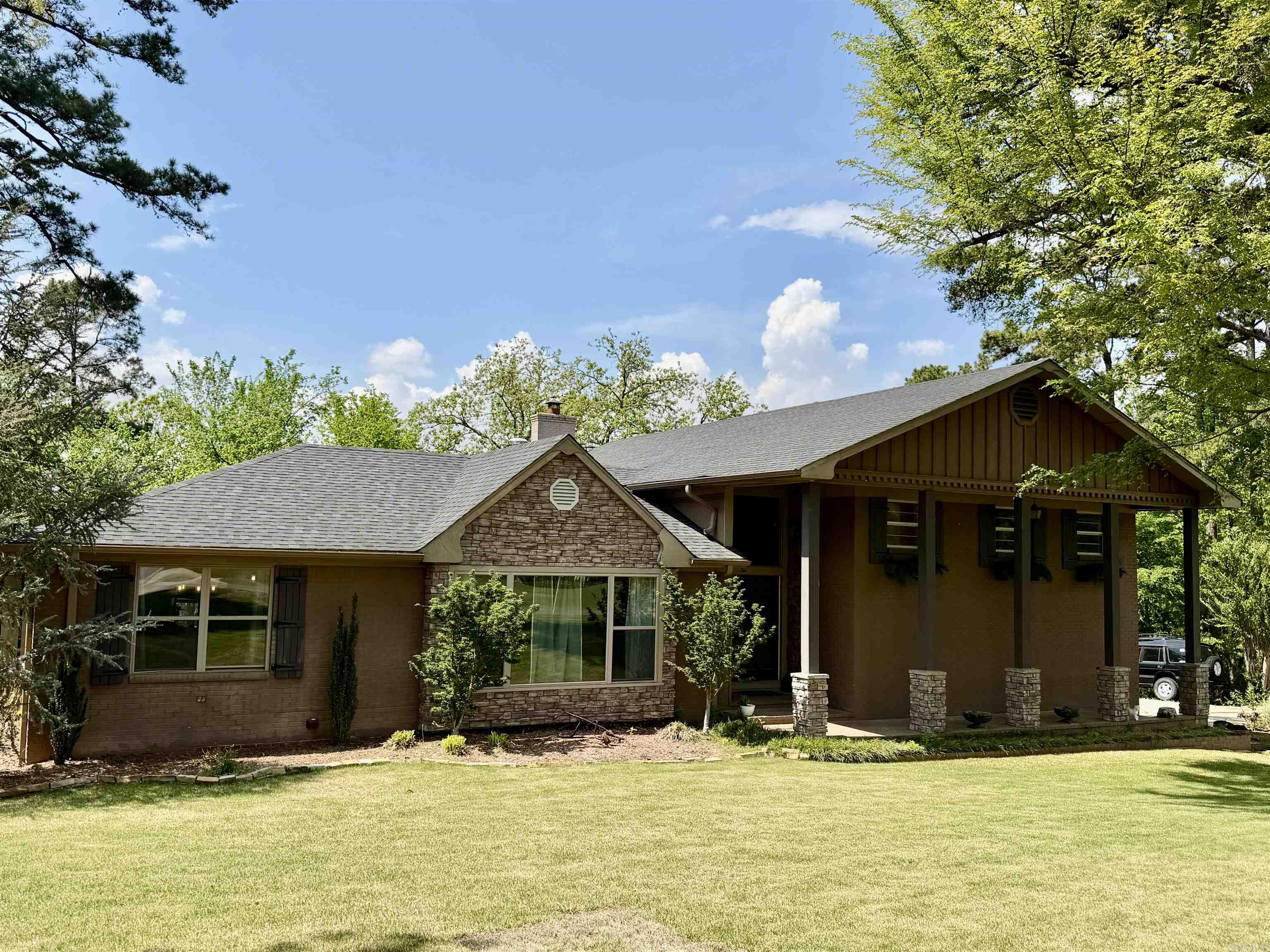 2 Briarwood Ln Property Photo 3