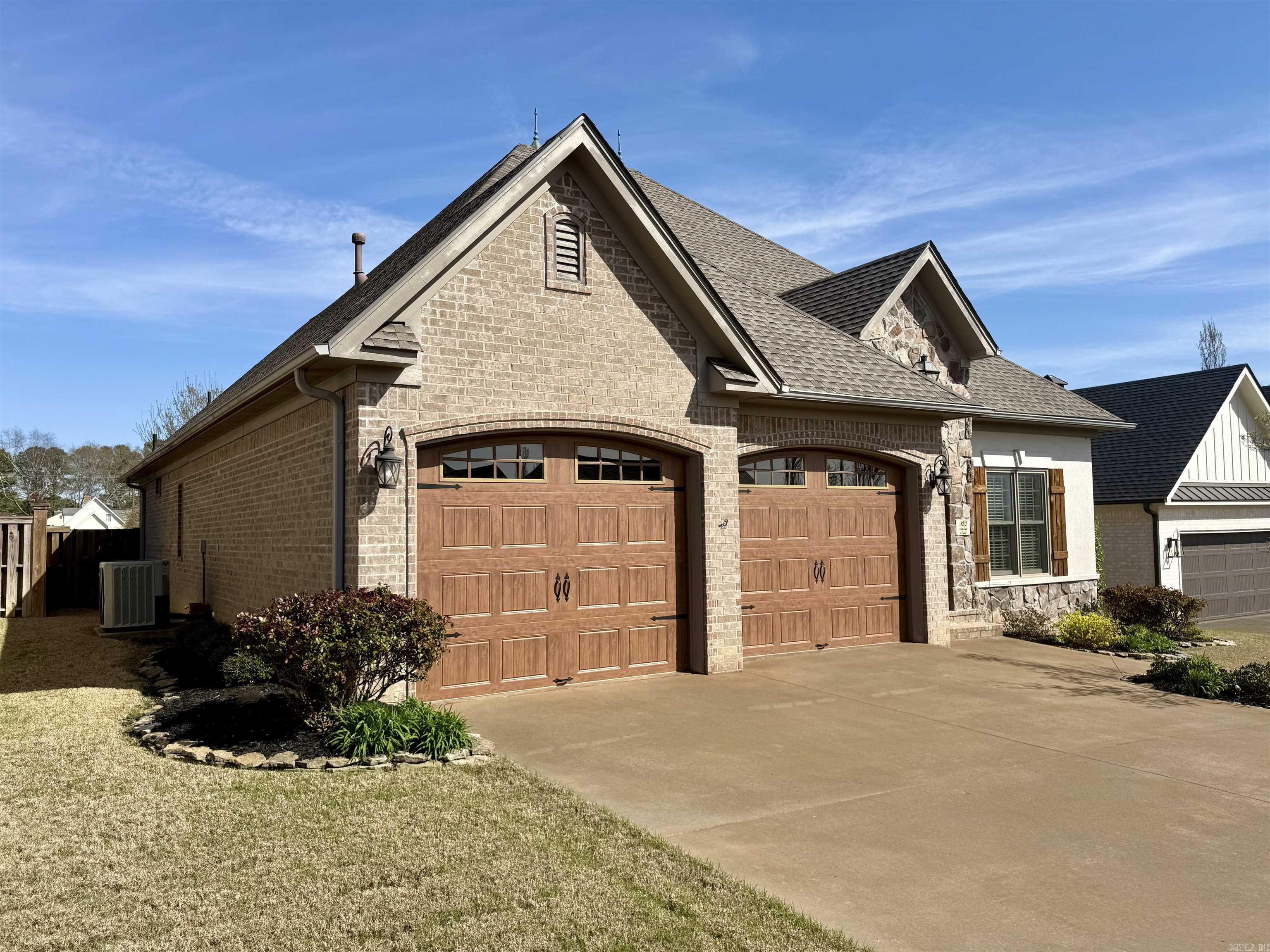 922 Sinclair Court Property Photo 3