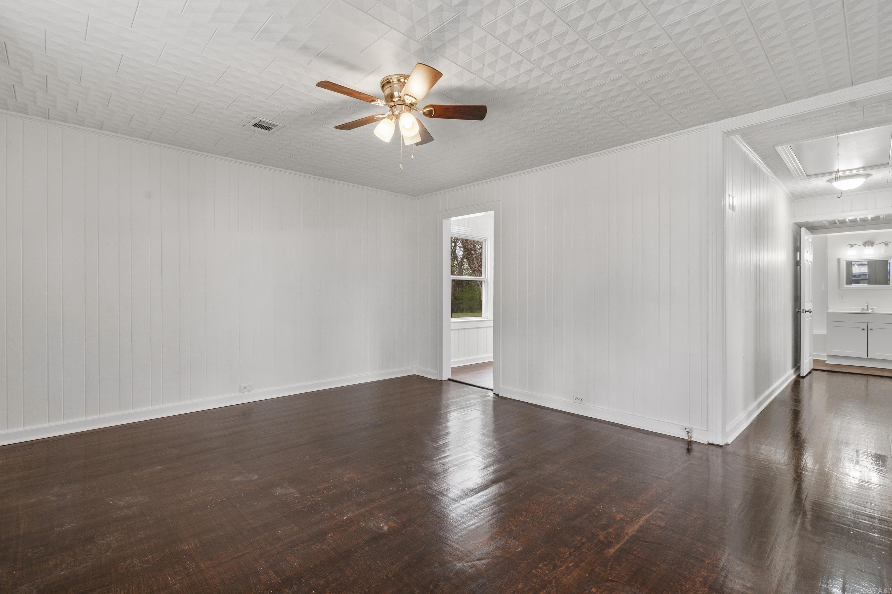 718 Baker Street Property Photo 7
