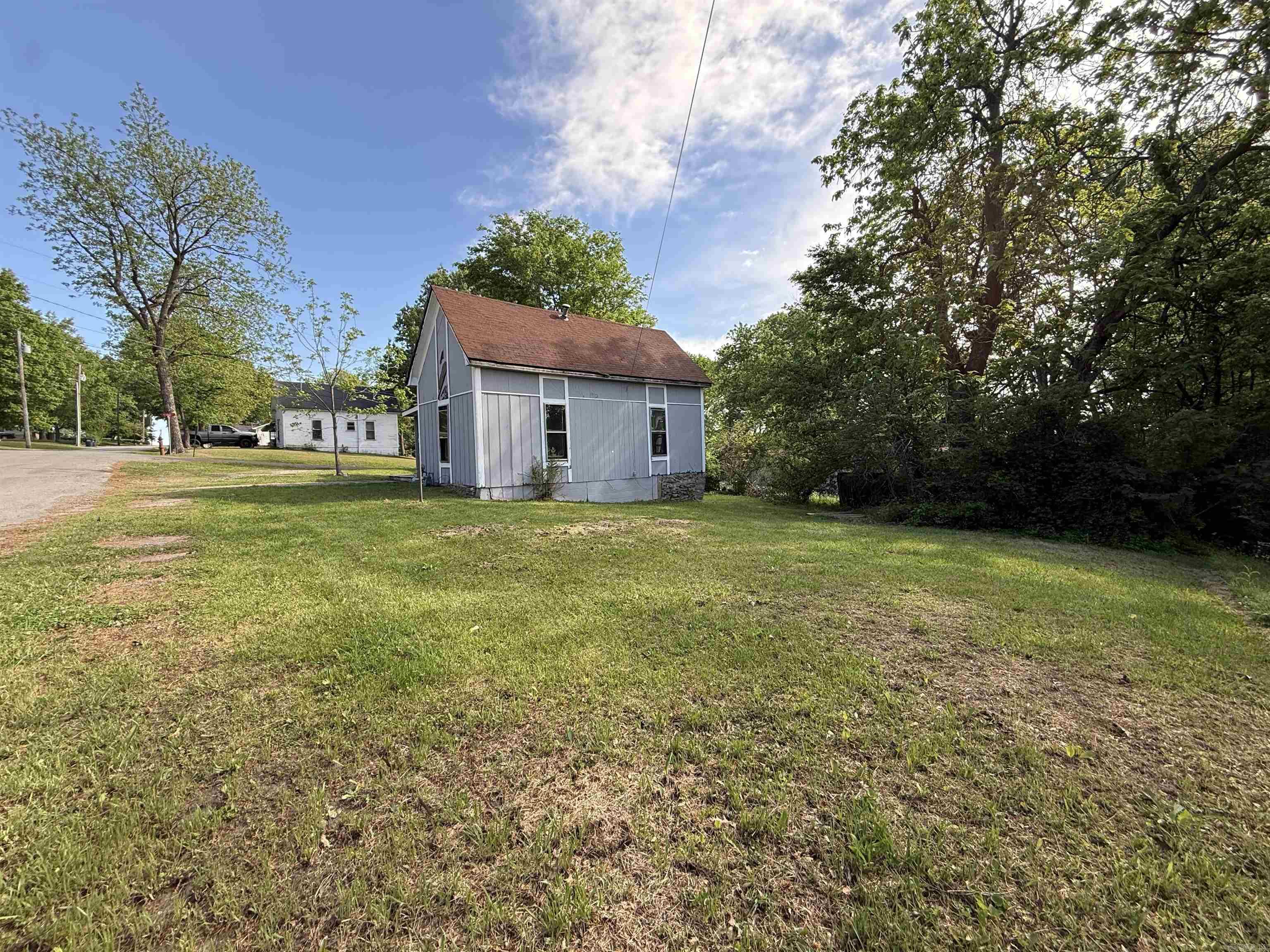 585 N Royal Avenue Property Photo 4
