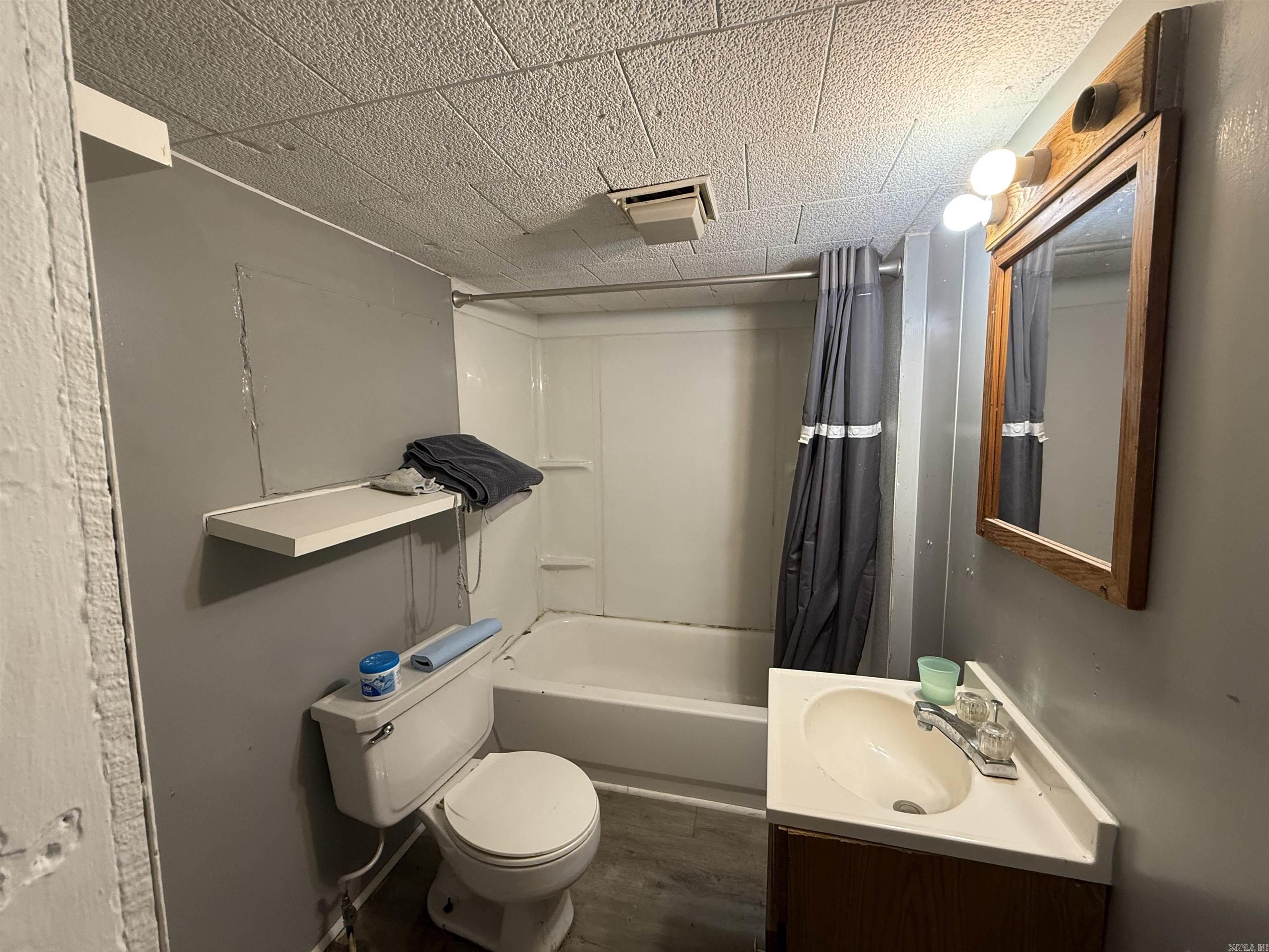 585 N Royal Avenue Property Photo 26