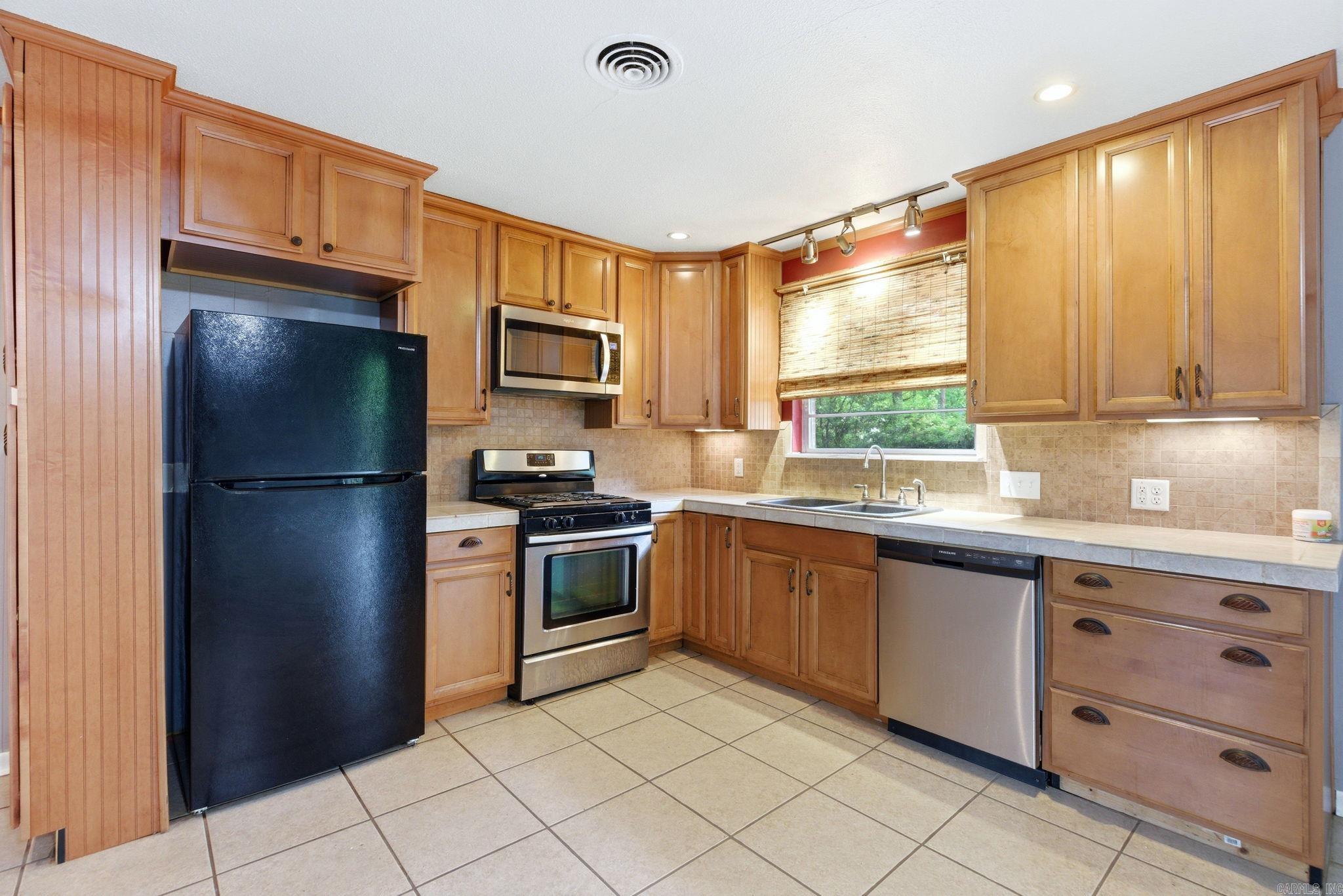7311 W Markham Street Property Photo 3