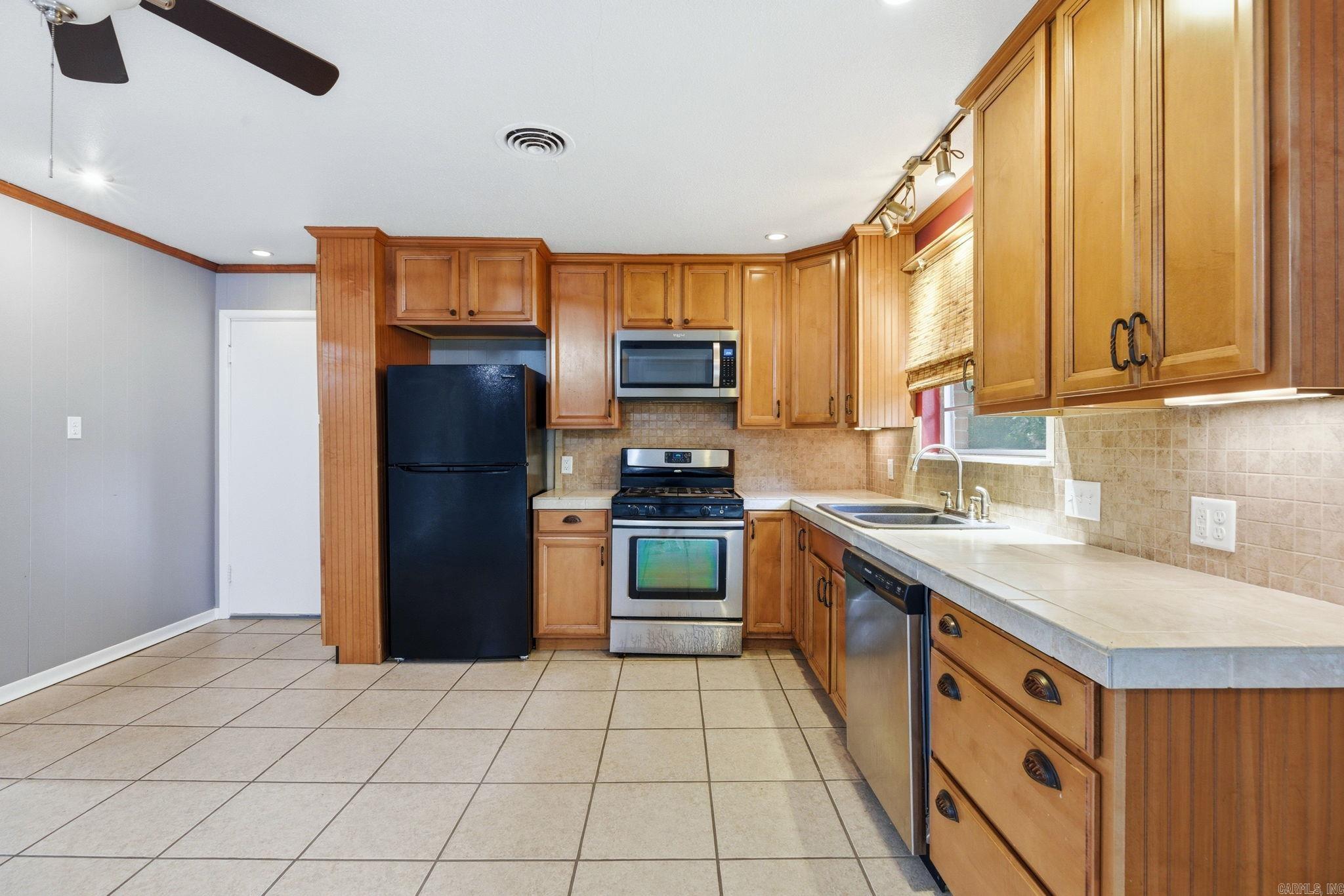 7311 W Markham Street Property Photo 4