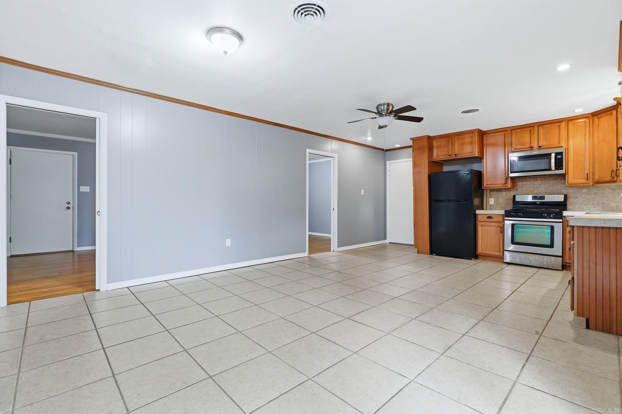 7311 W Markham Street Property Photo 7