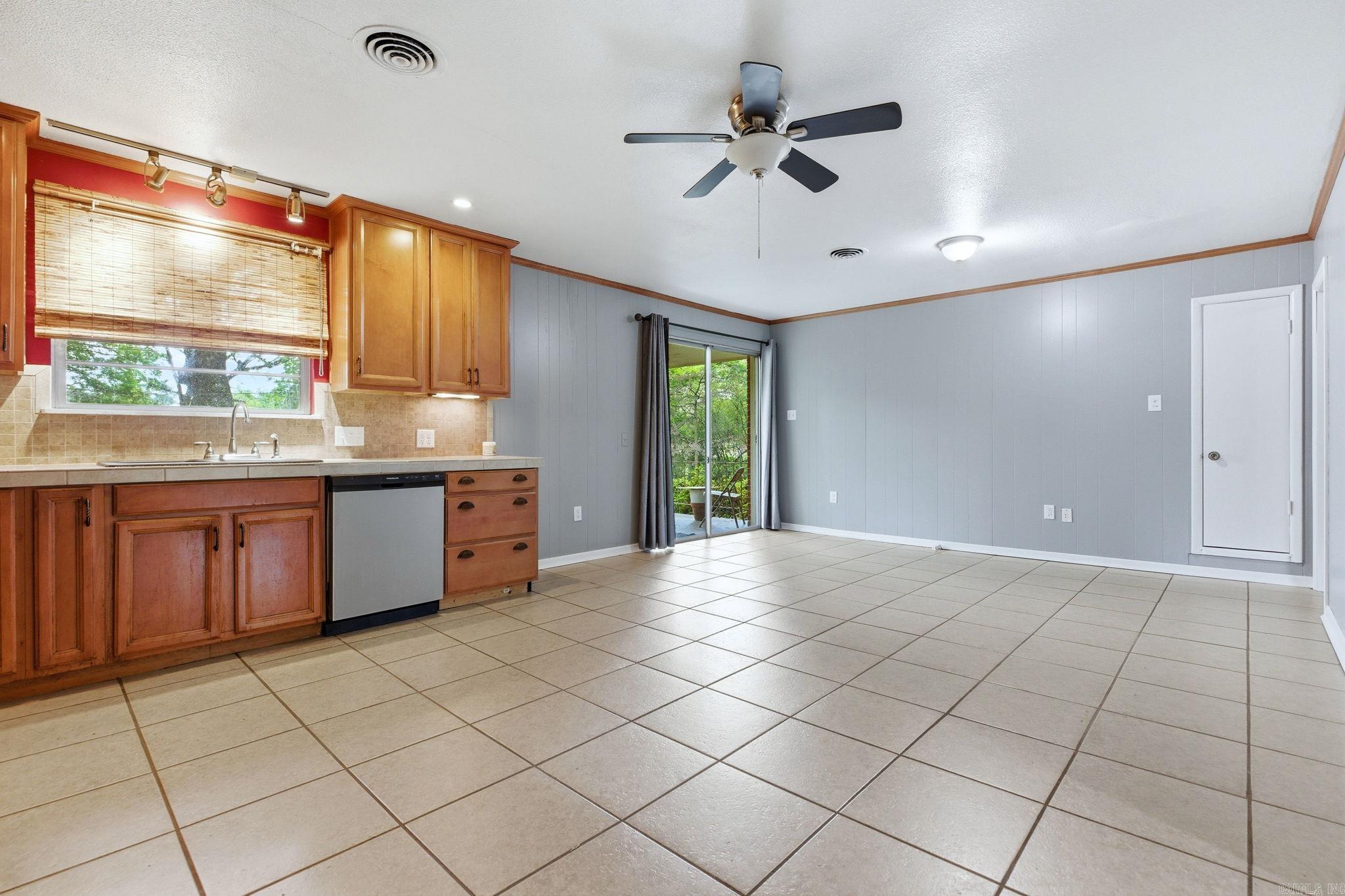 7311 W Markham Street Property Photo 10
