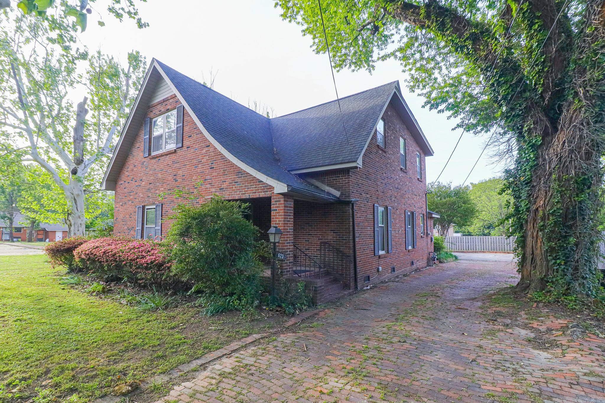 623 W Oak Avenue Property Photo 1