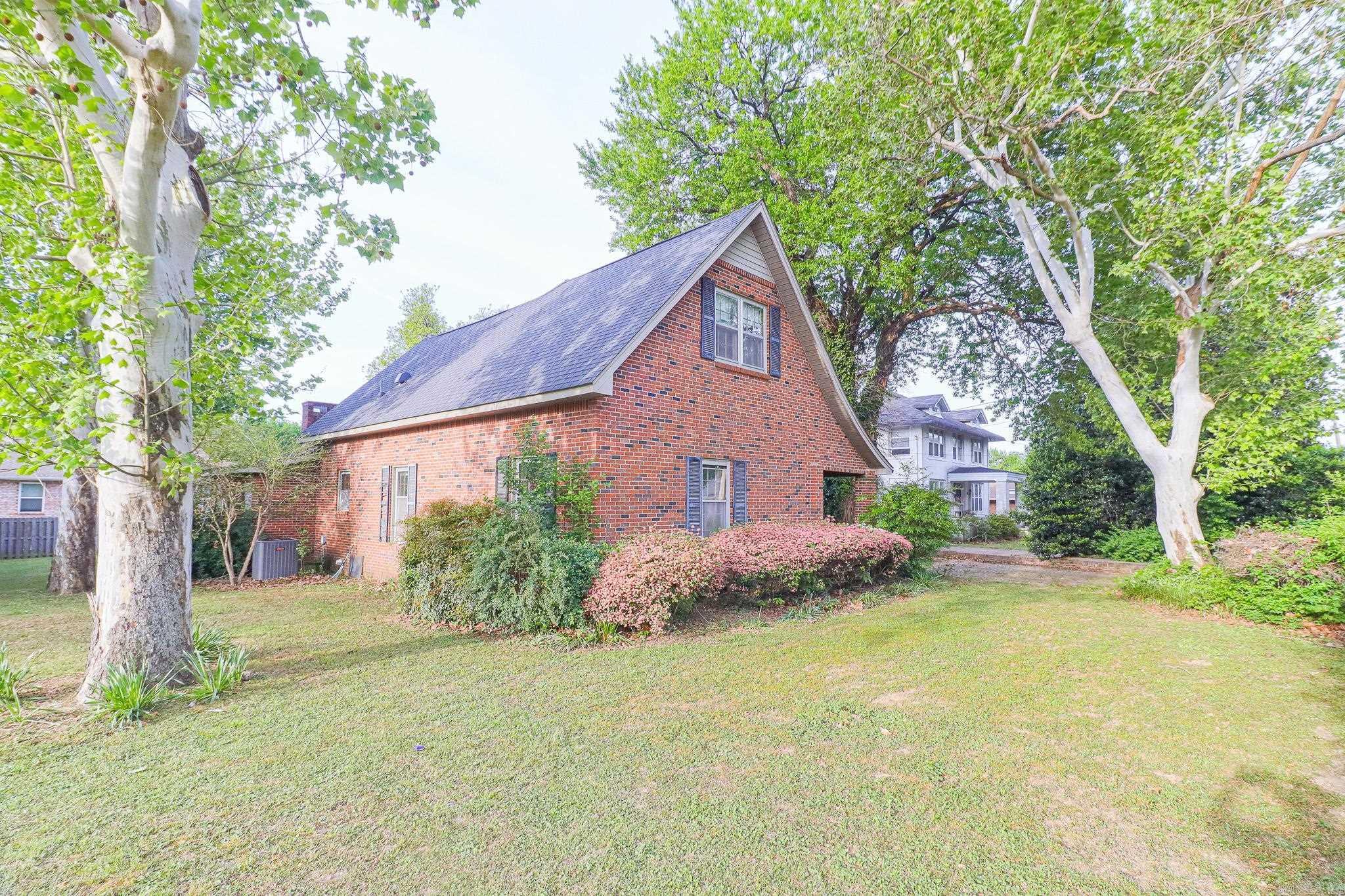 623 W Oak Avenue Property Photo 4