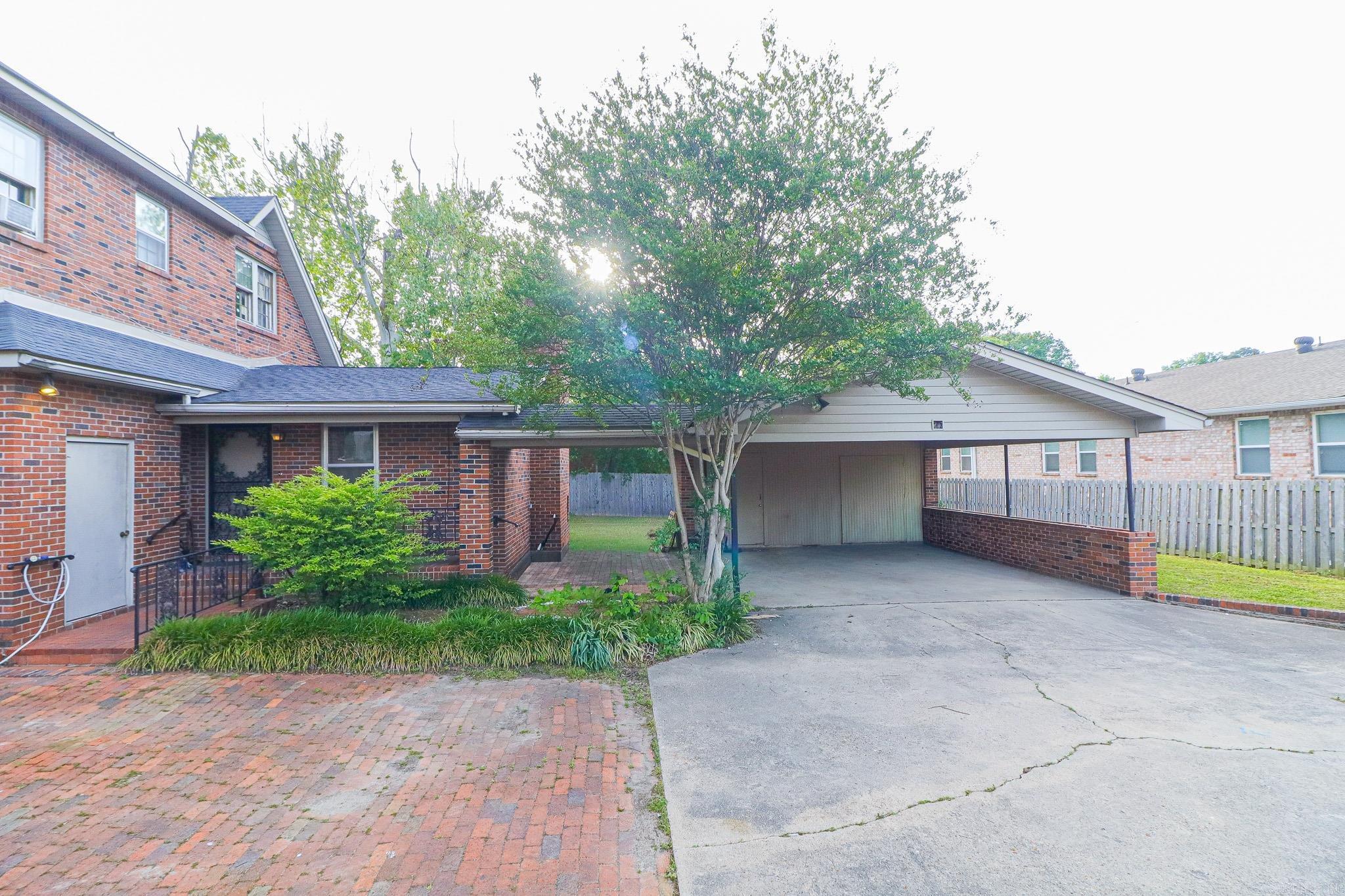 623 W Oak Avenue Property Photo 5