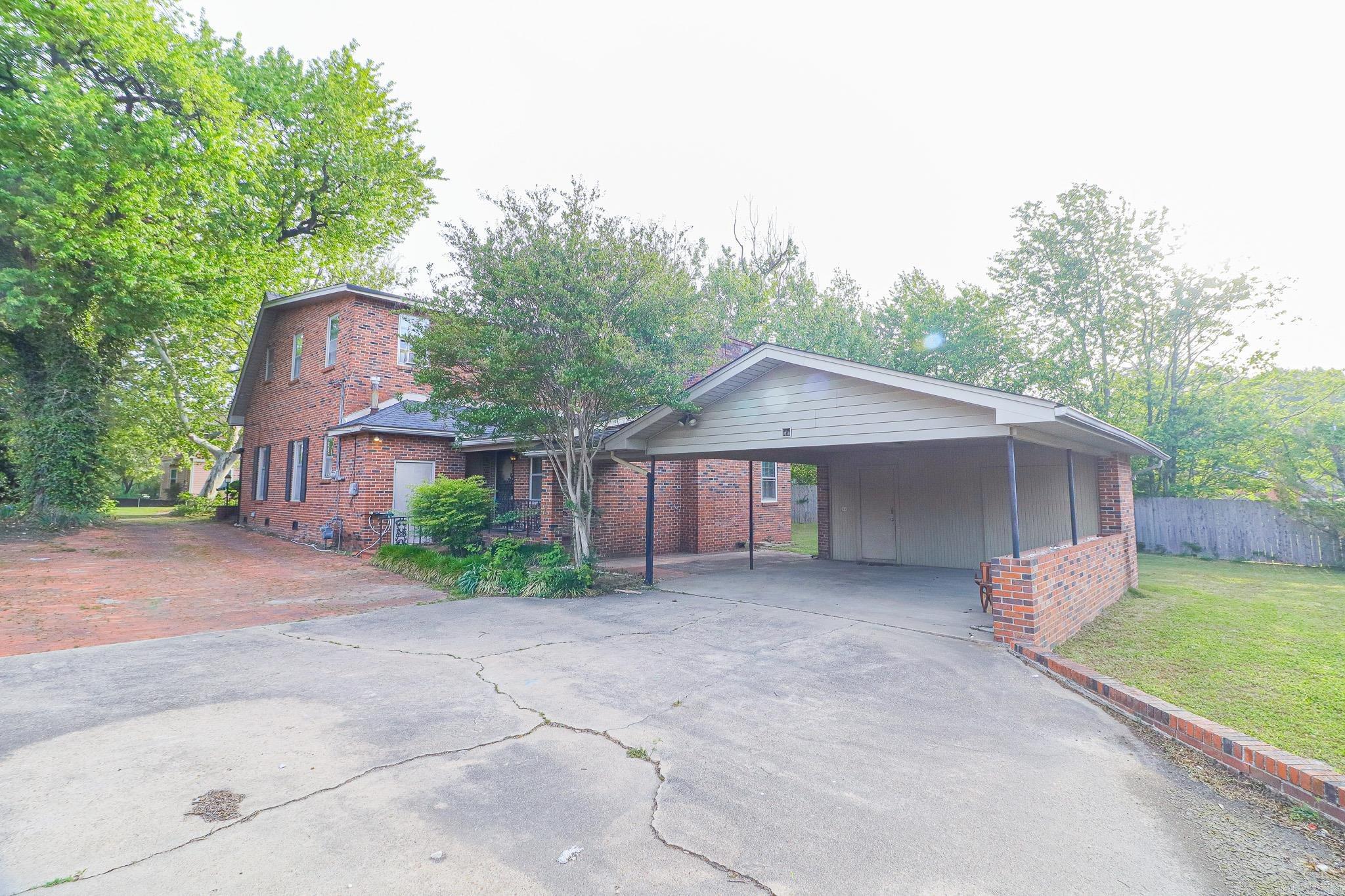 623 W Oak Avenue Property Photo 6
