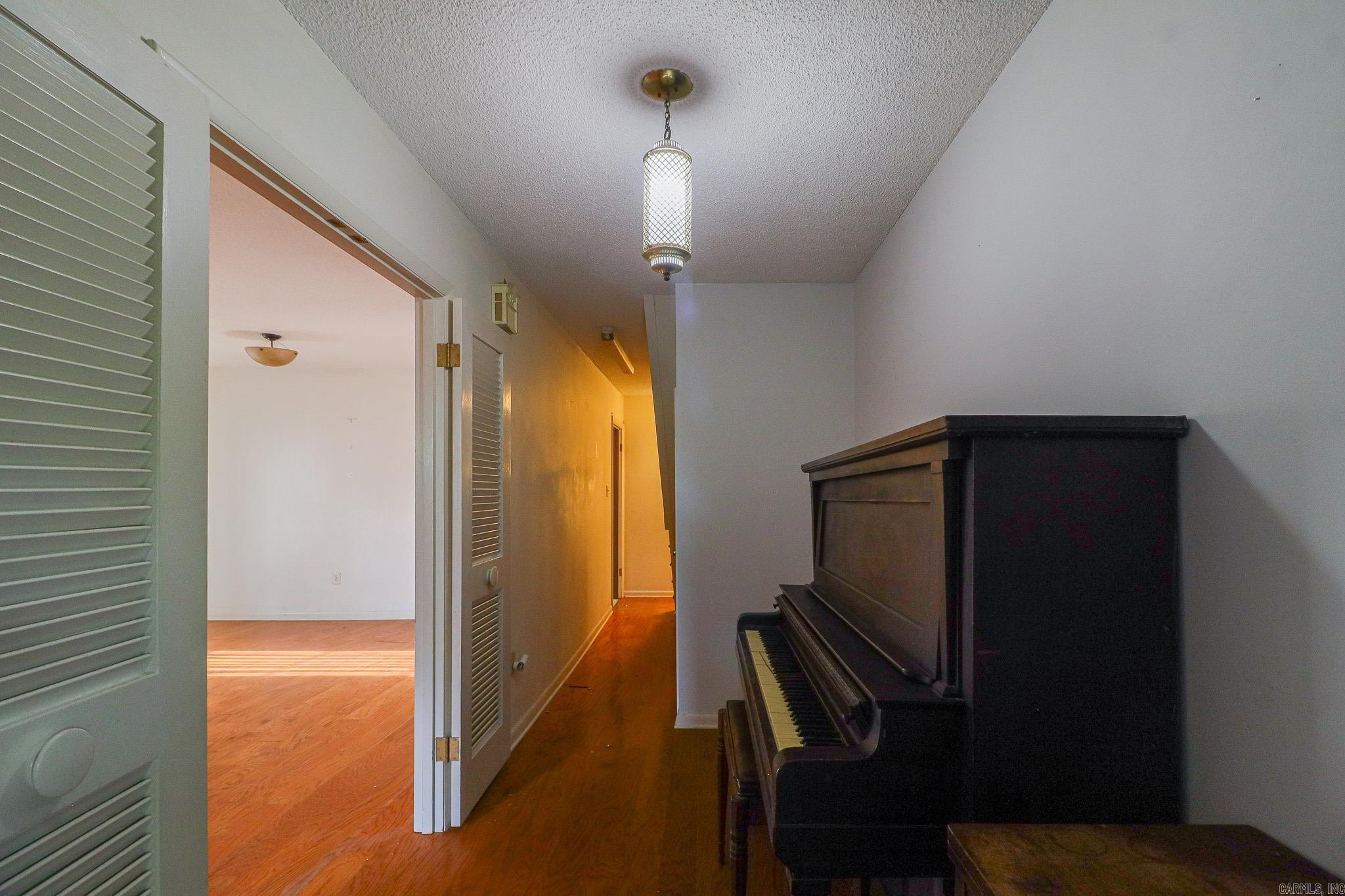 623 W Oak Avenue Property Photo 8
