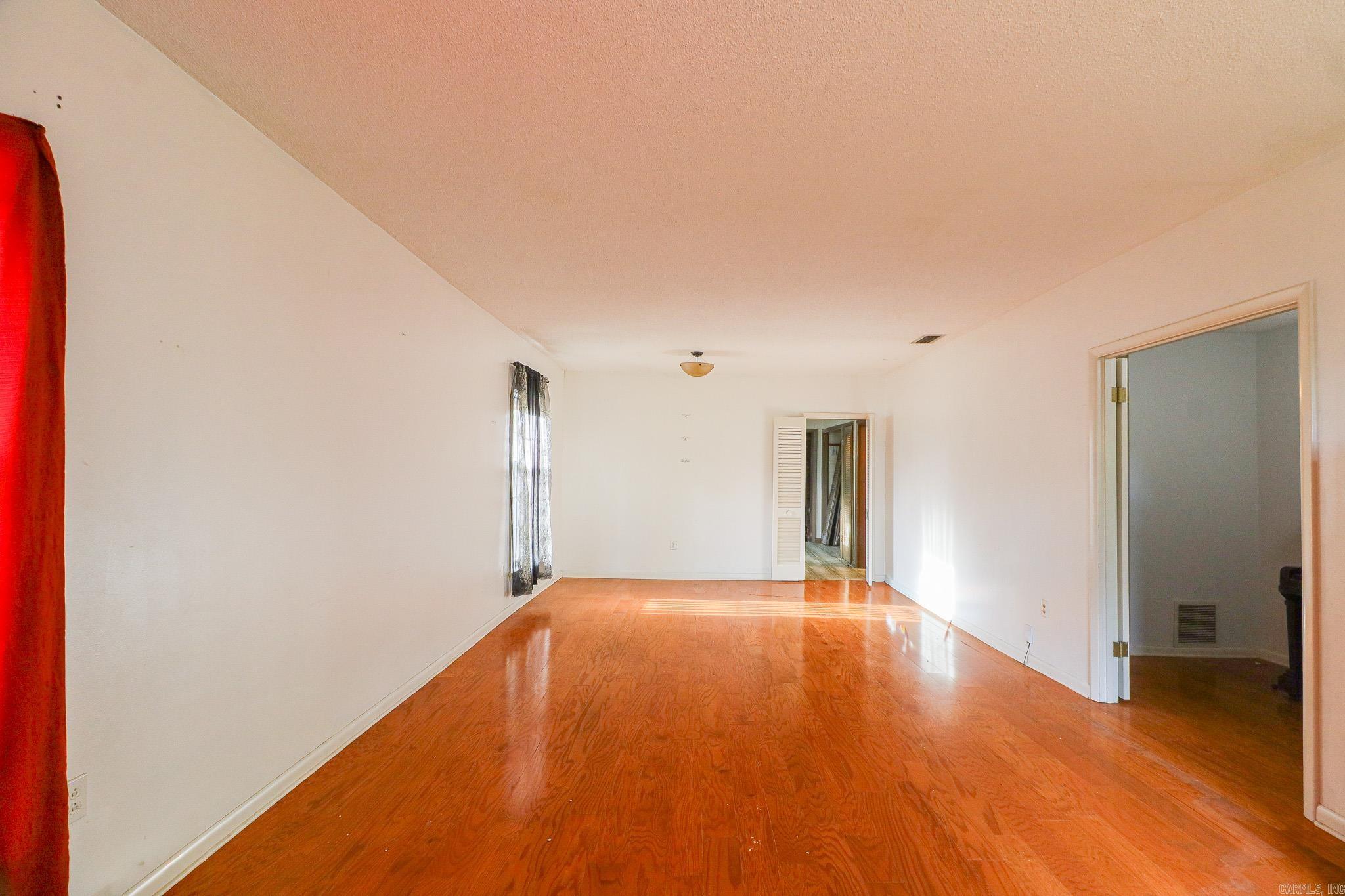 623 W Oak Avenue Property Photo 9