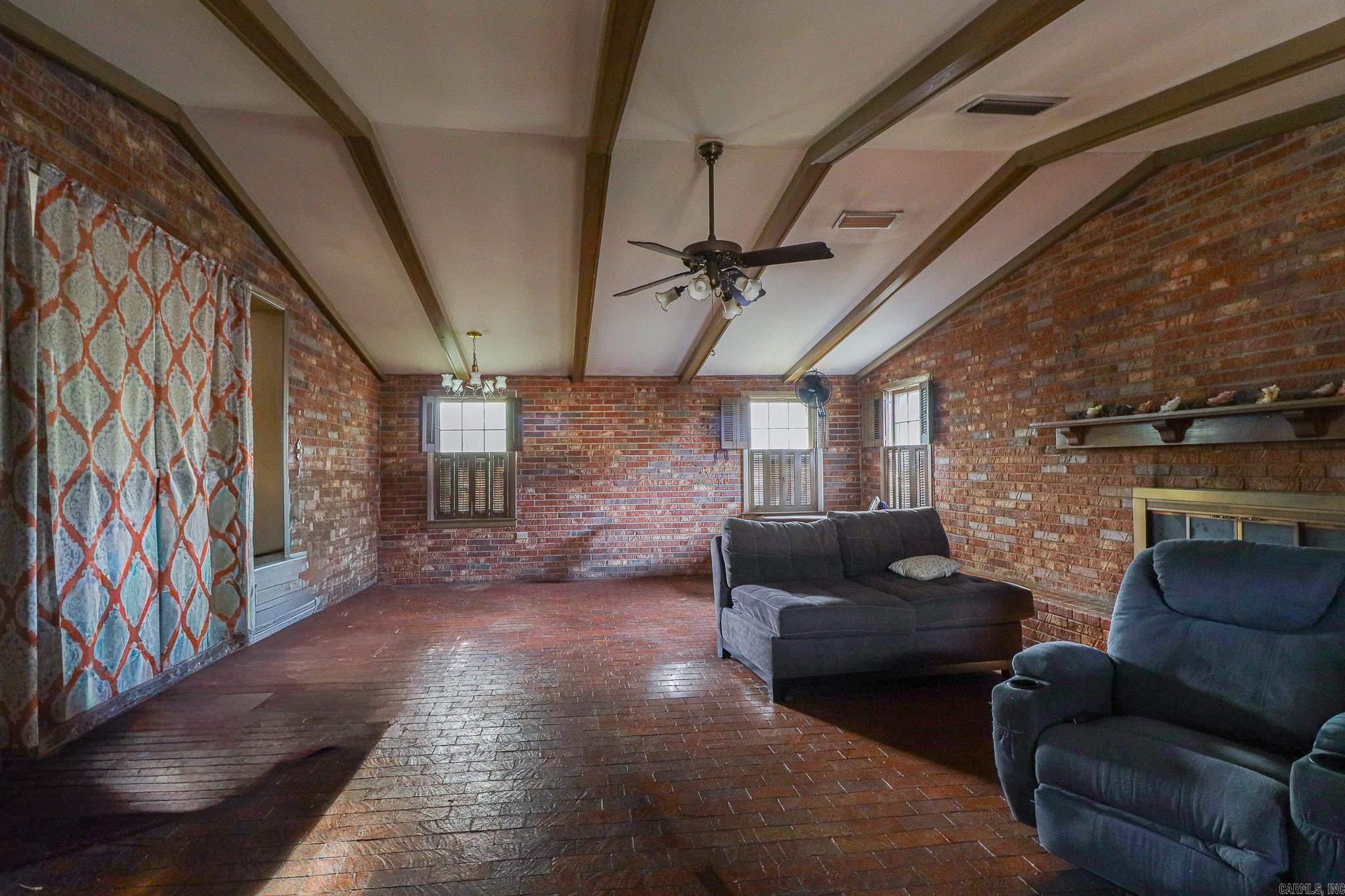 623 W Oak Avenue Property Photo 14