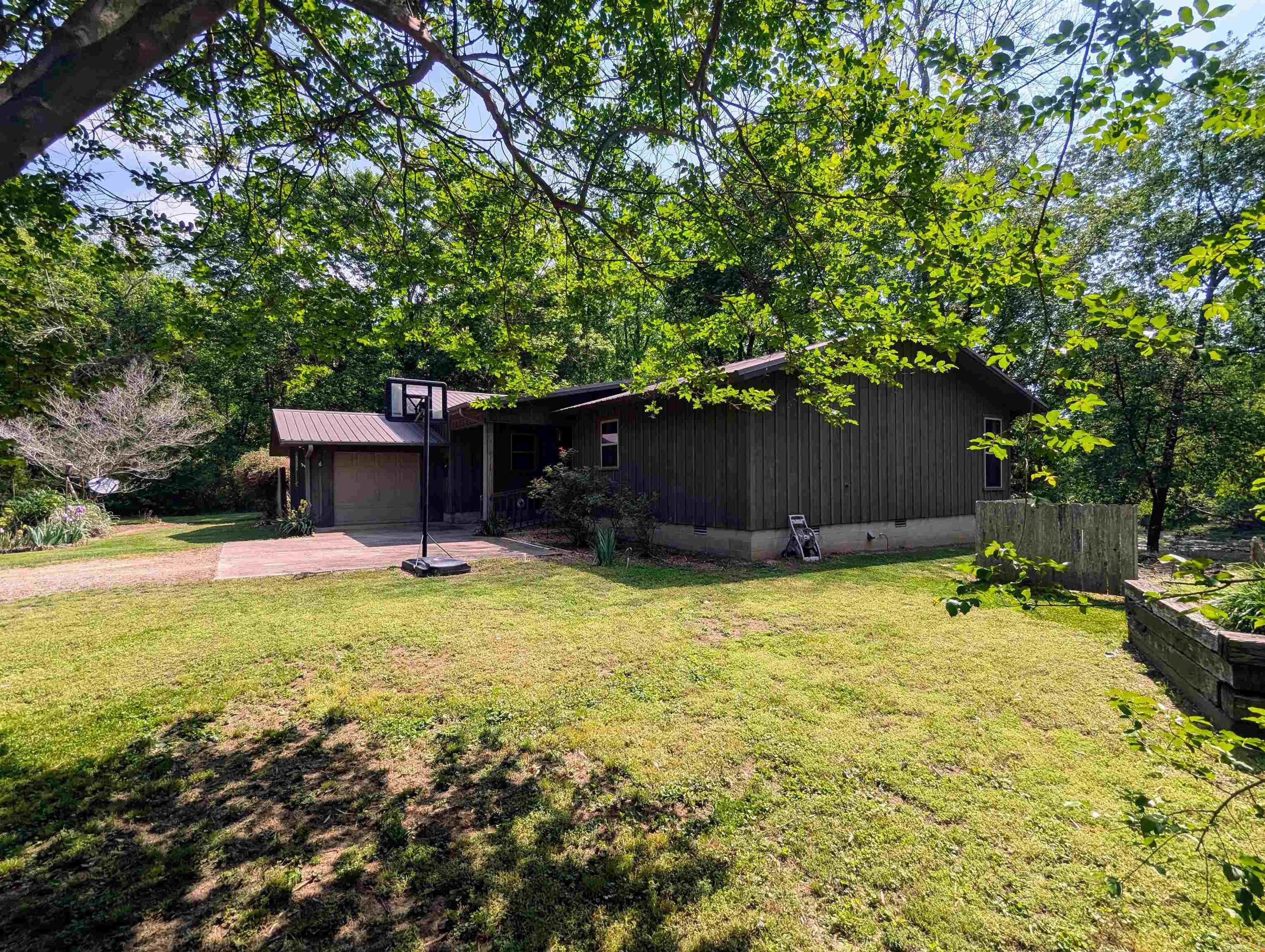 279 River Drive Property Photo 3