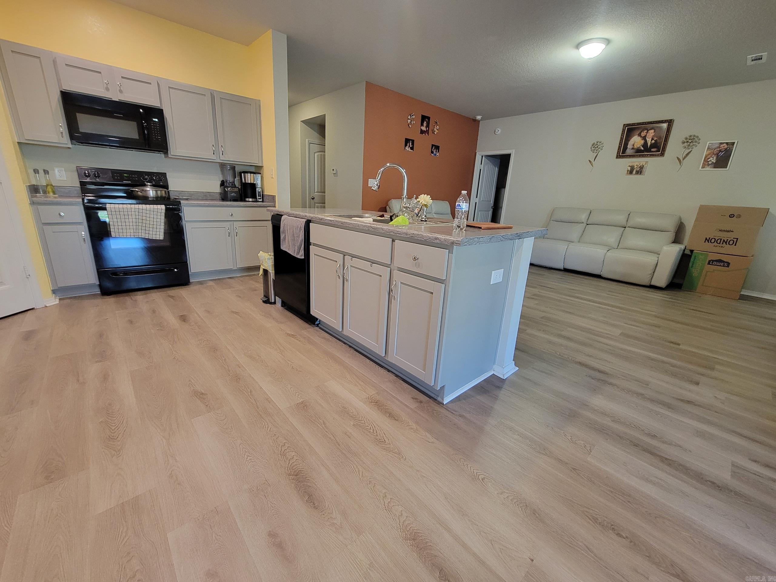 27 Curly Leaf Lane Property Photo 5