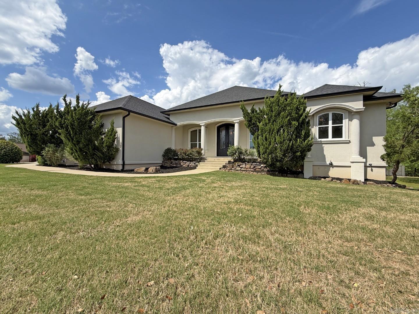 300 Crestview Drive Property Photo 3
