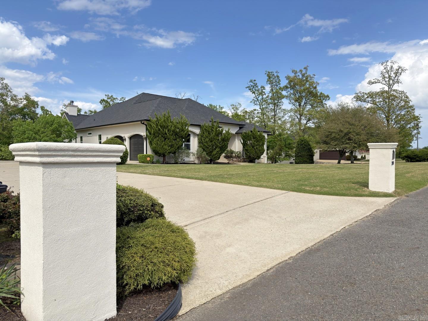 300 Crestview Drive Property Photo 4
