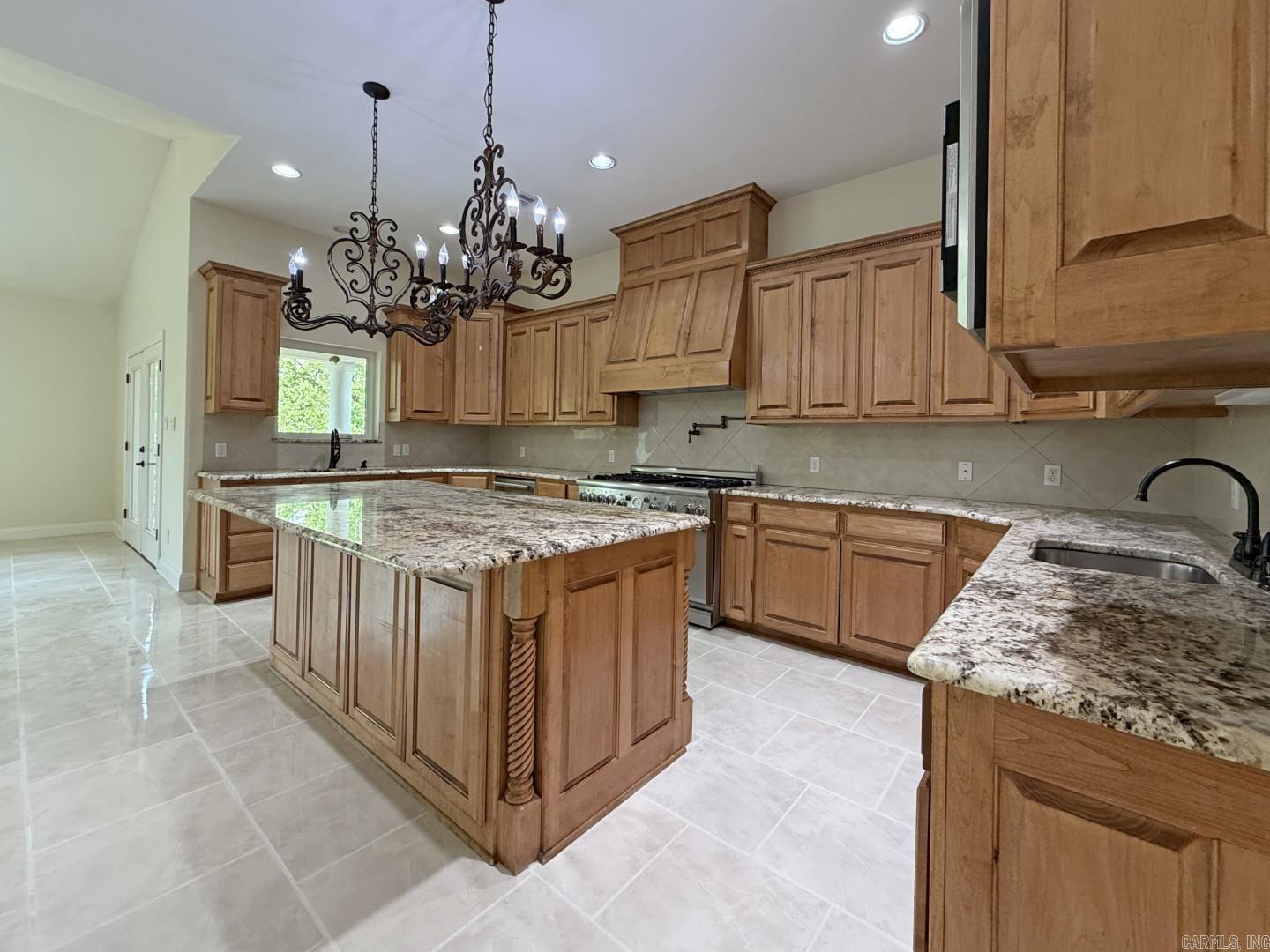 300 Crestview Drive Property Photo 6