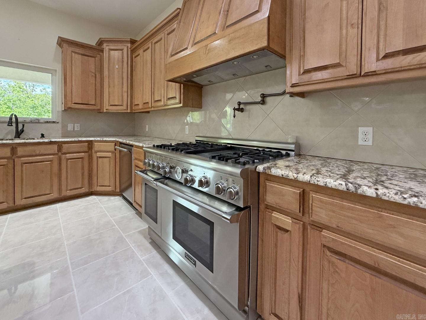 300 Crestview Drive Property Photo 7