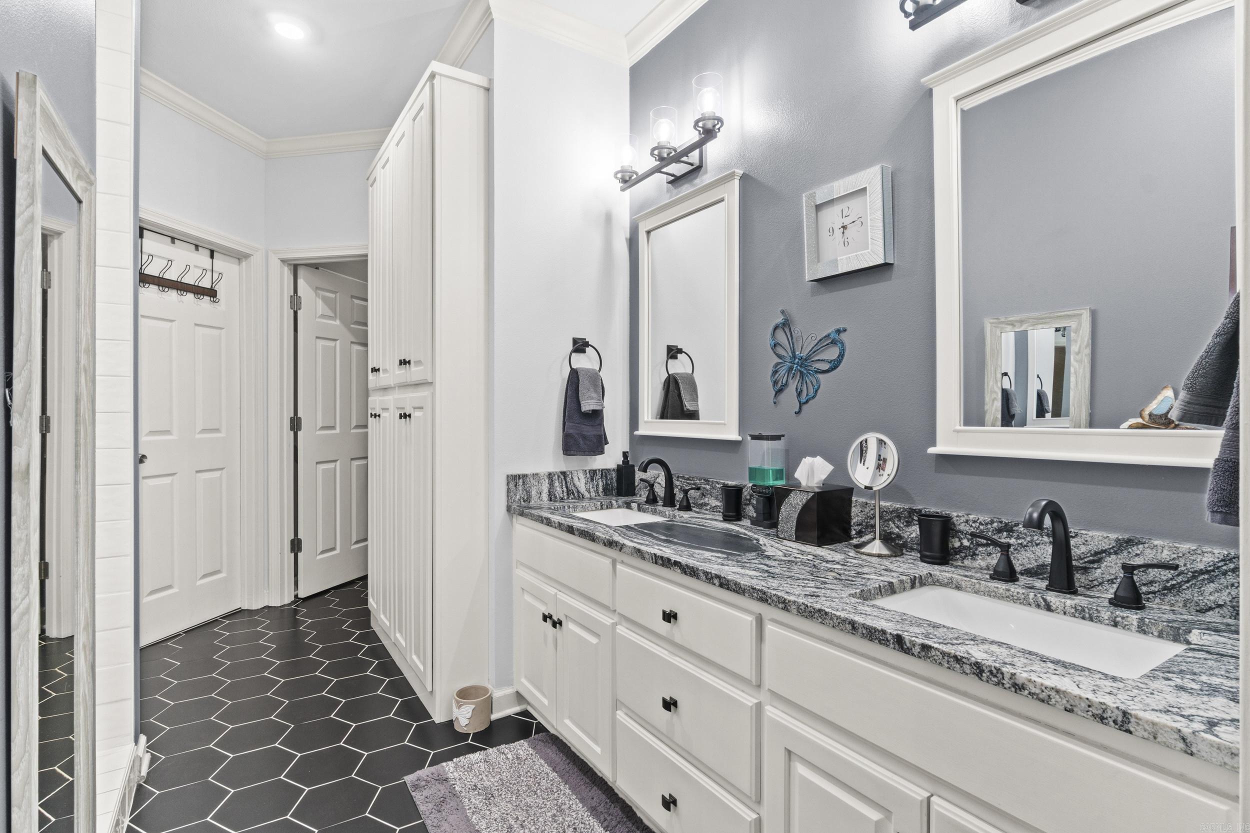 1160 Huntington Place Property Photo 12