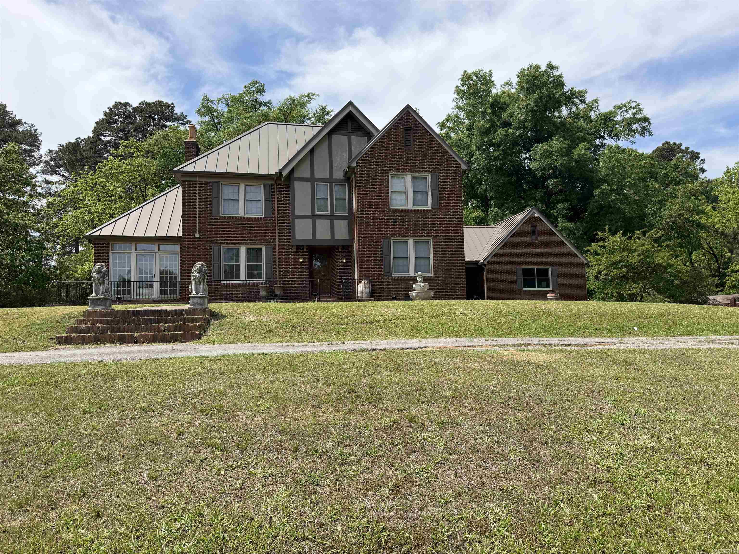 301 W Magnolia Property Photo 1