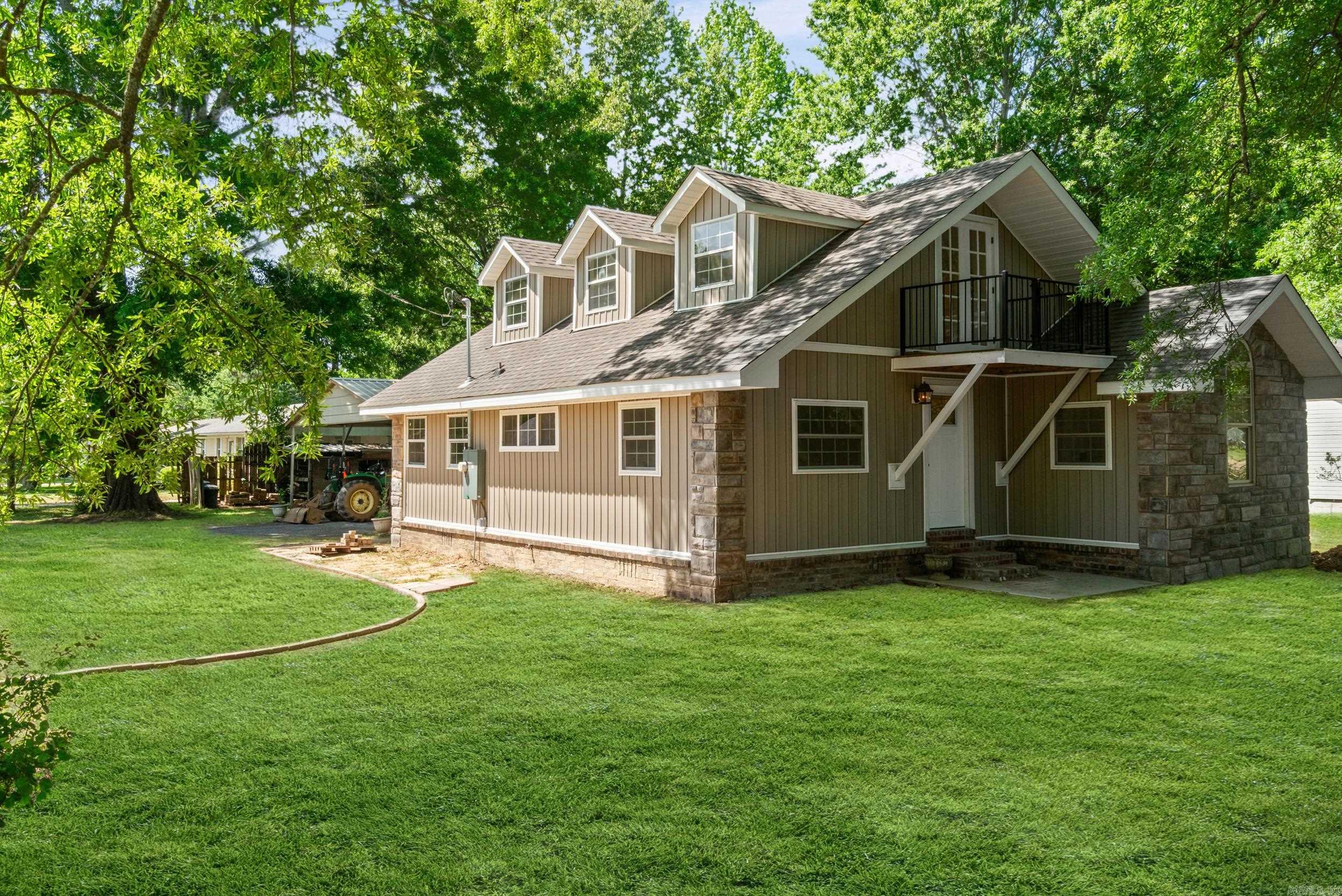 201 N Holly Property Photo 3