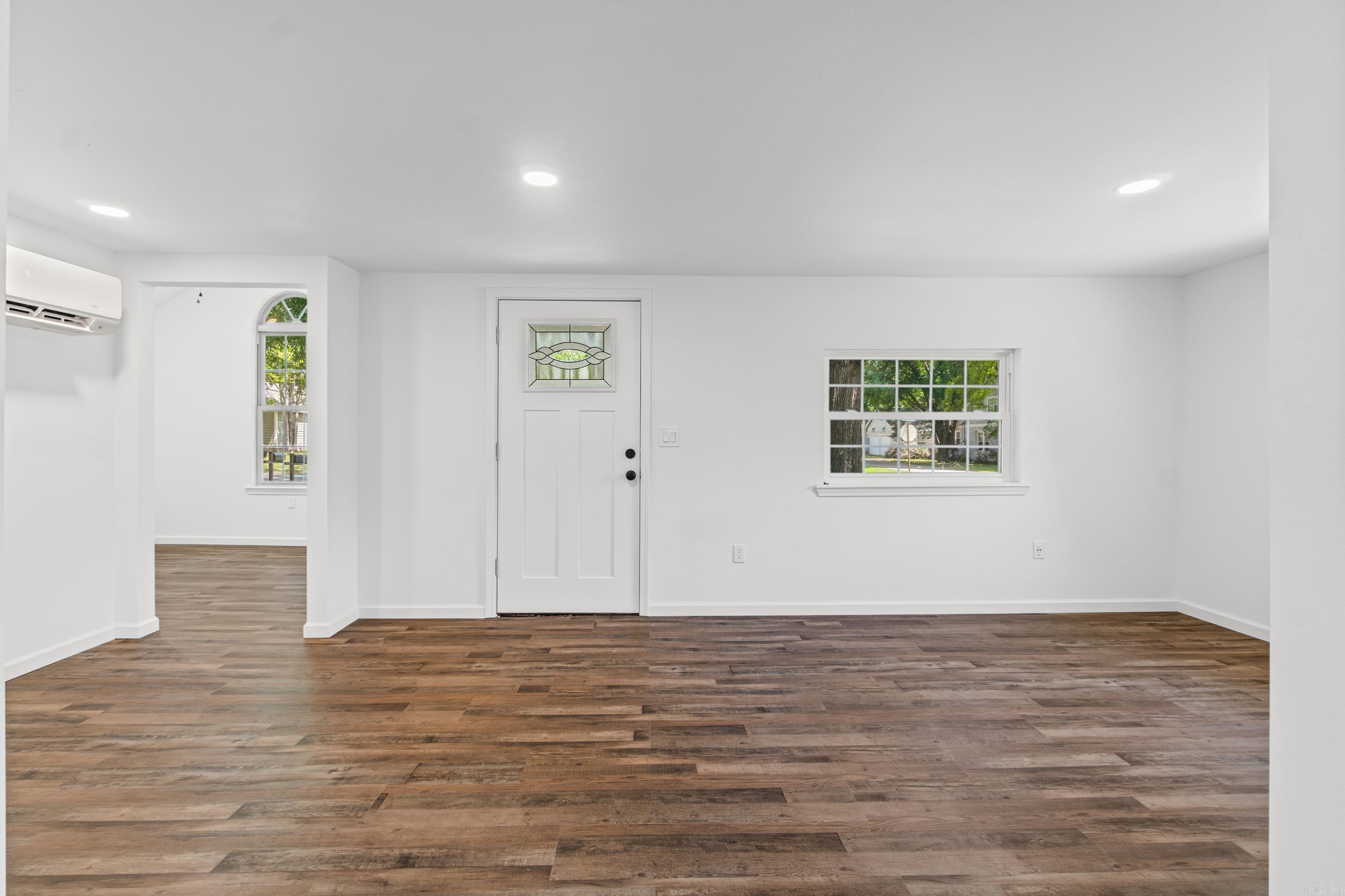 201 N Holly Property Photo 4