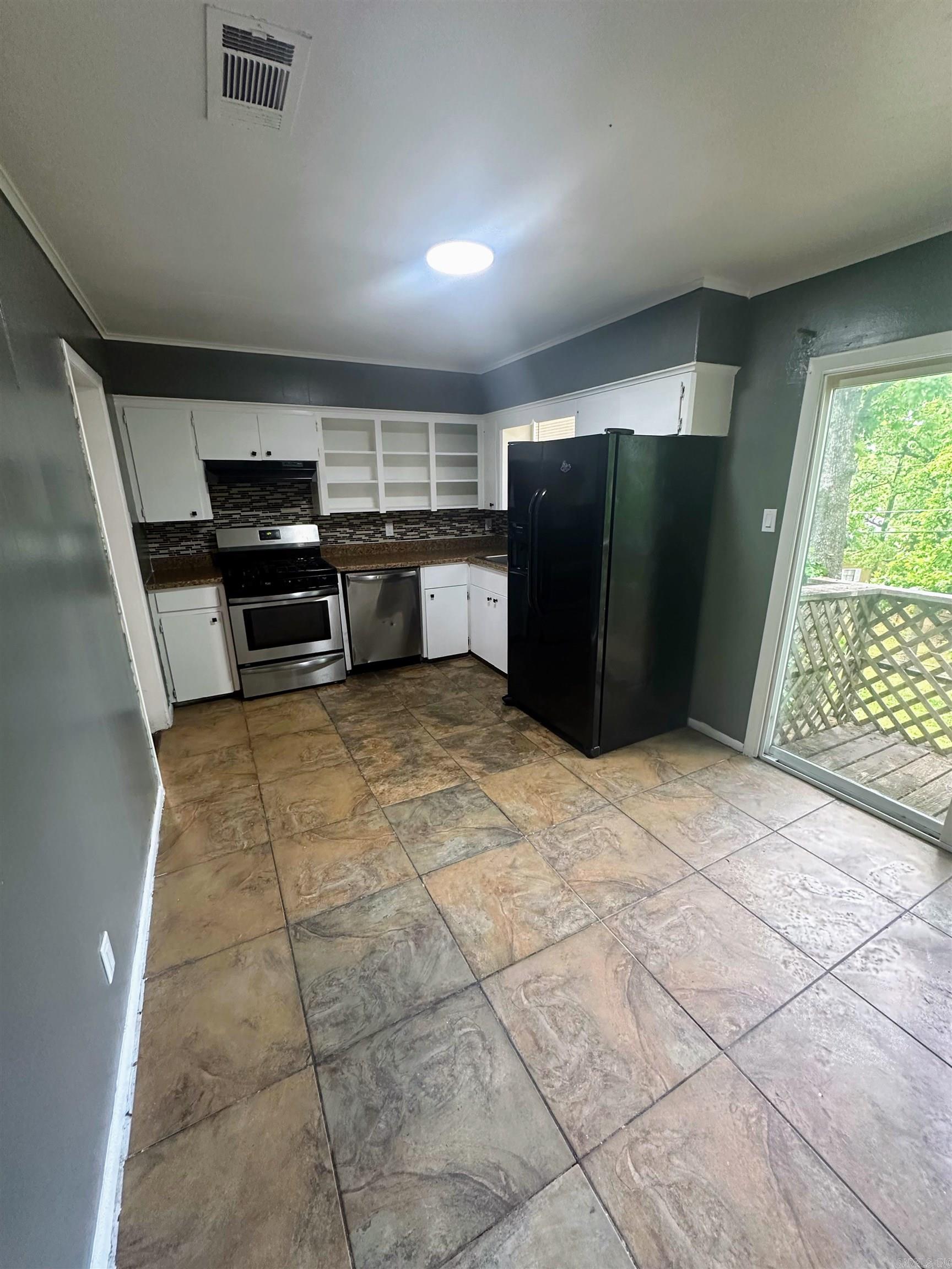 417 Lindenhurst Property Photo 4