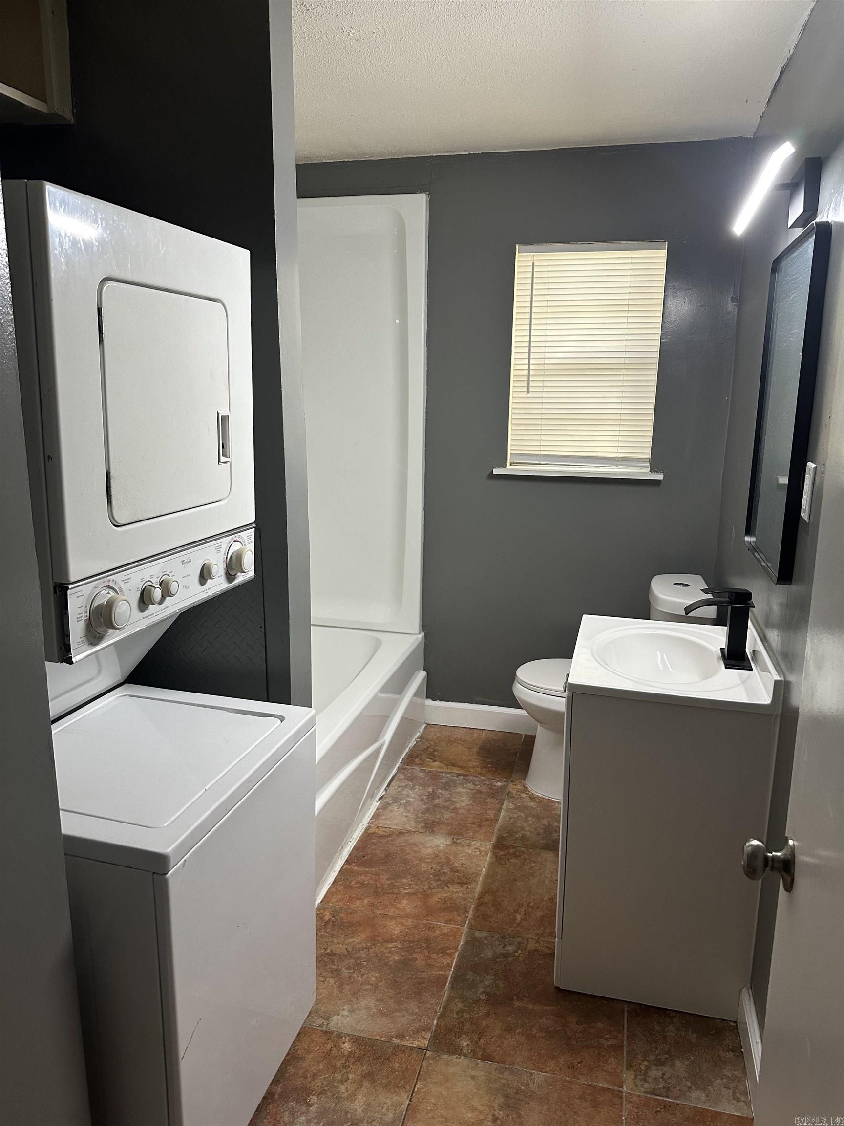 417 Lindenhurst Property Photo 8
