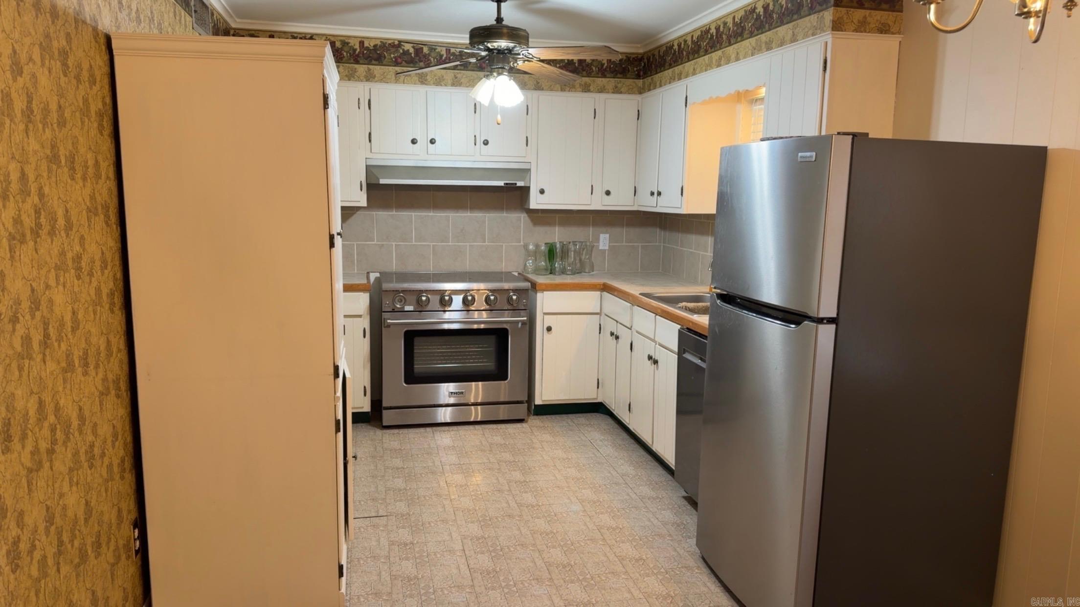 104 S Crestview Property Photo 4