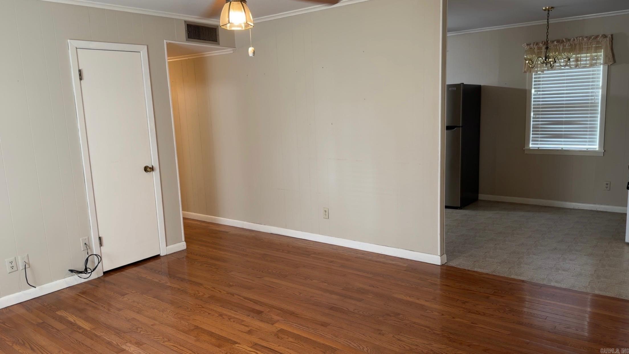 104 S Crestview Property Photo 8