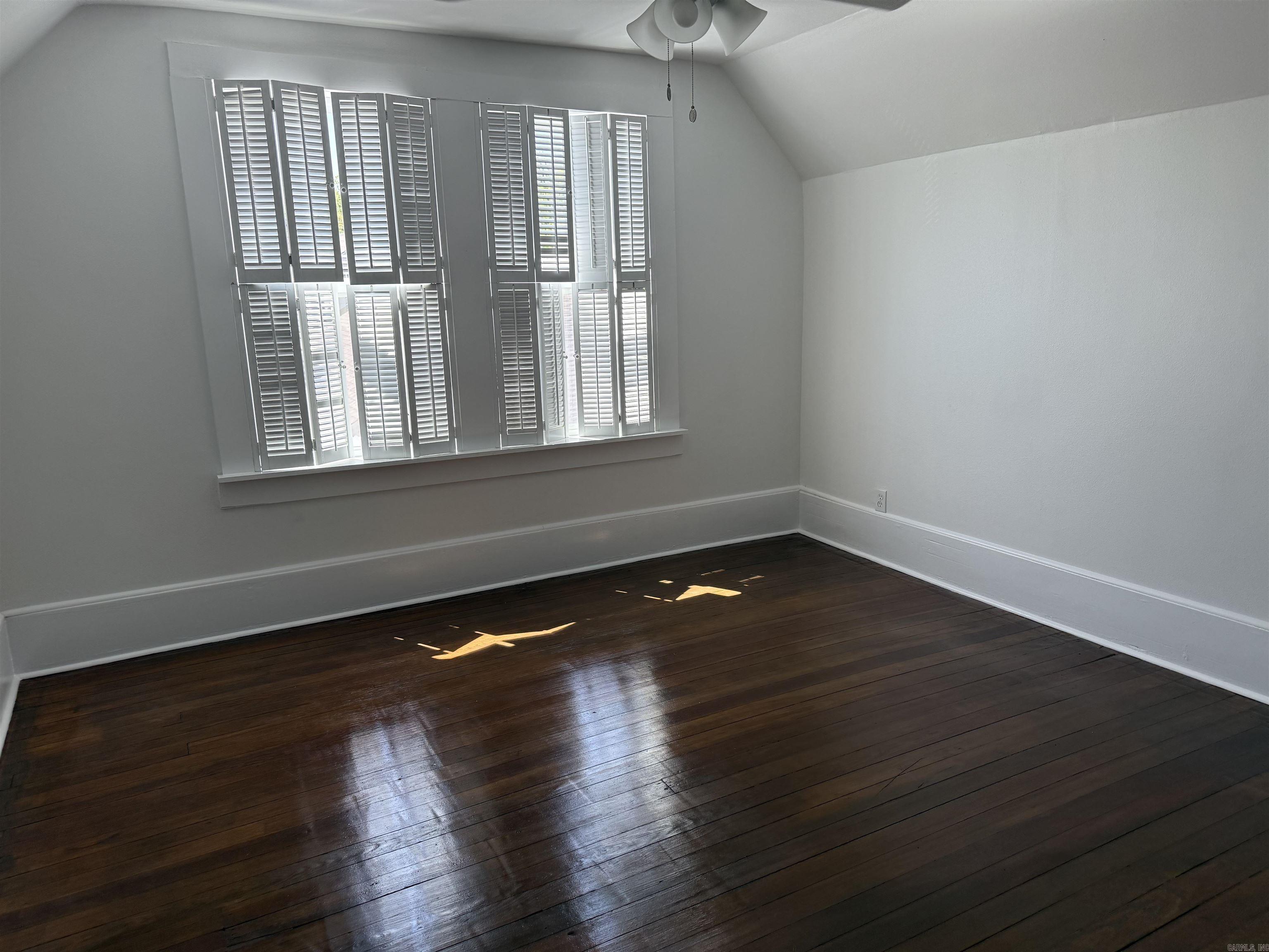 320 Kenwood Ave Avenue Property Photo 23