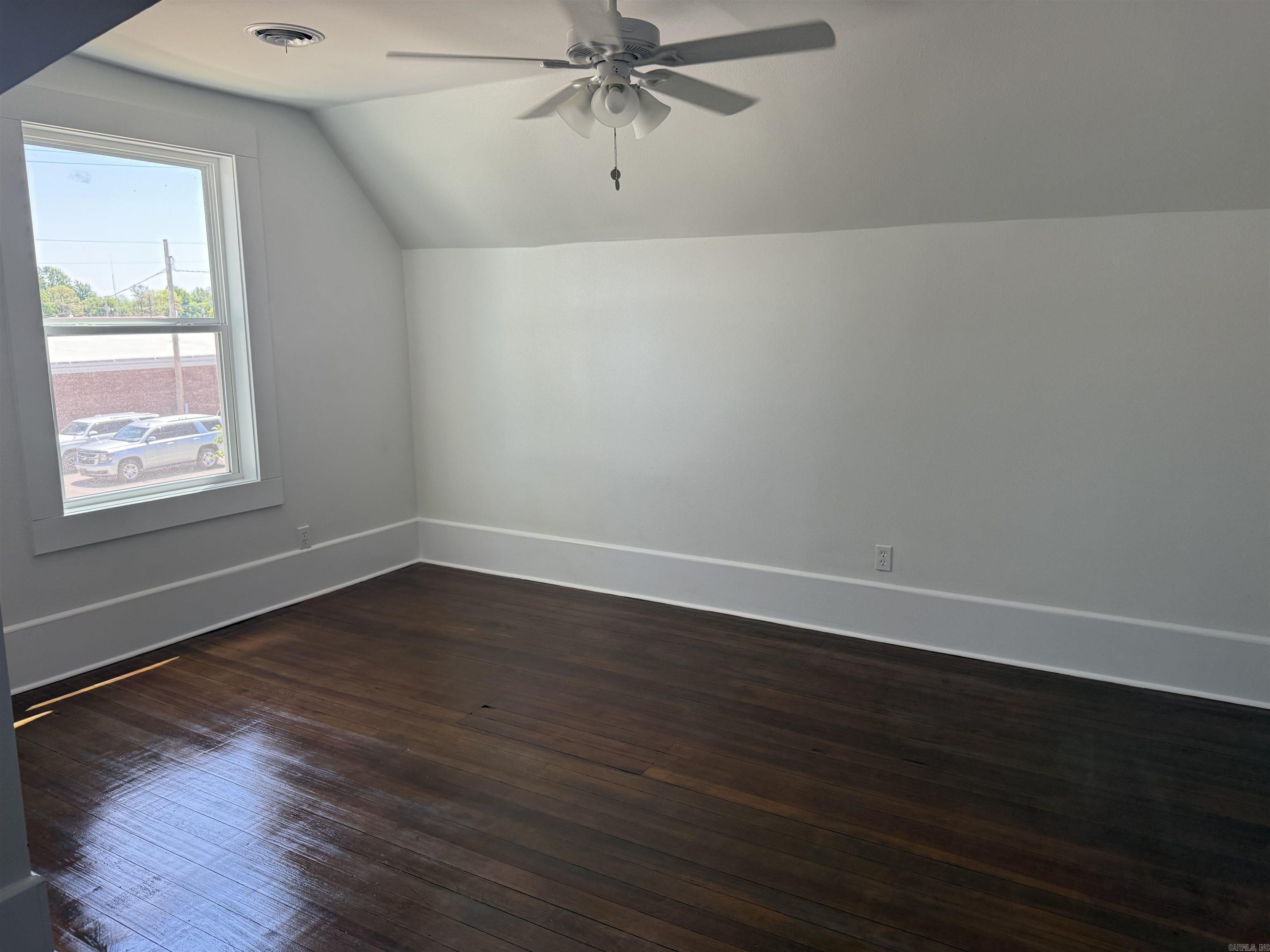 320 Kenwood Ave Avenue Property Photo 25