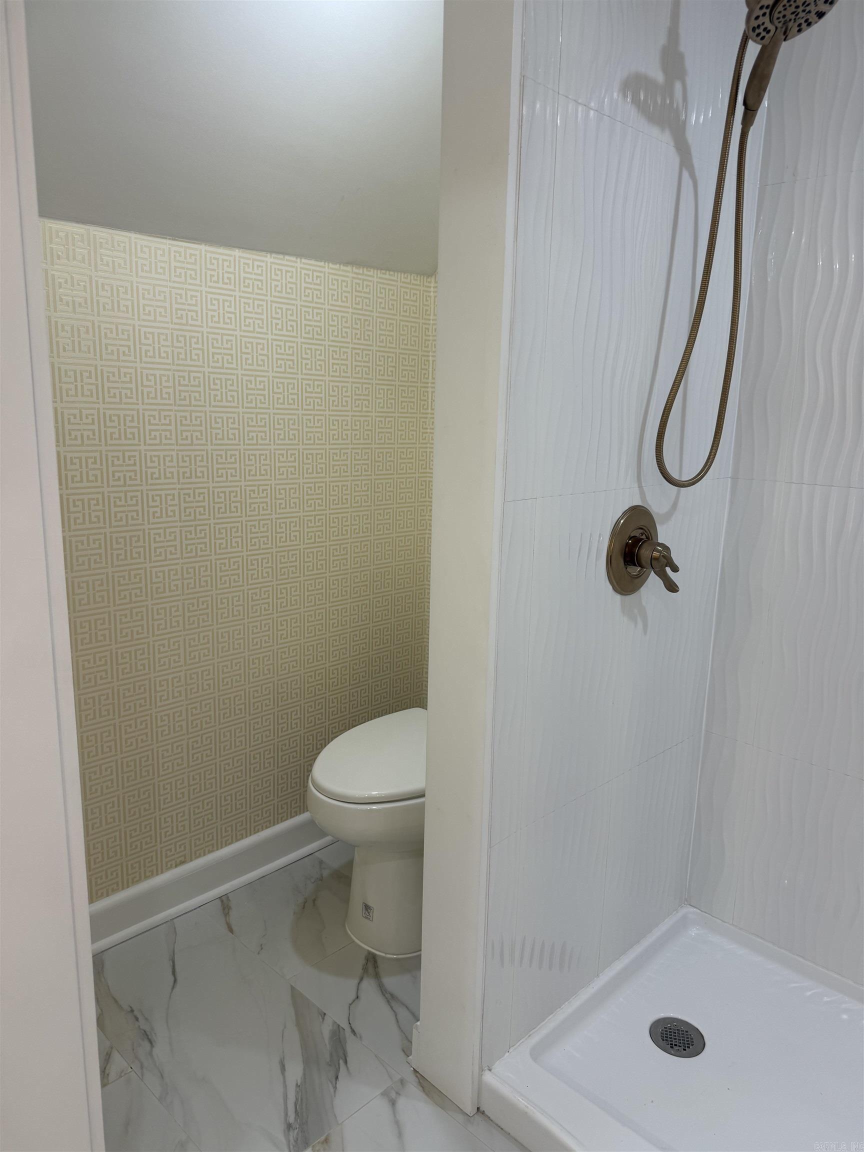 320 Kenwood Ave Avenue Property Photo 31