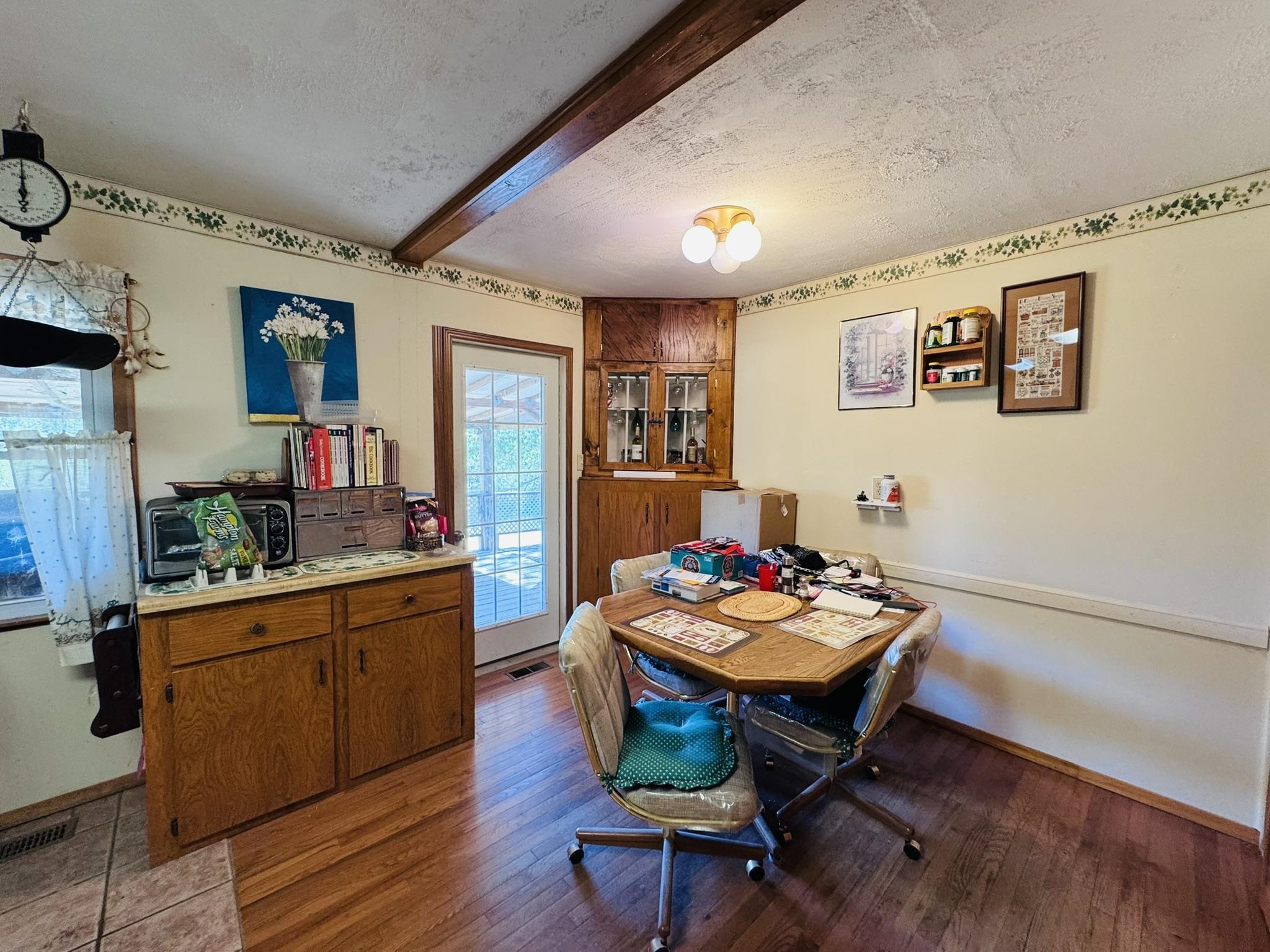 884 J Bar J Circle Property Photo 3