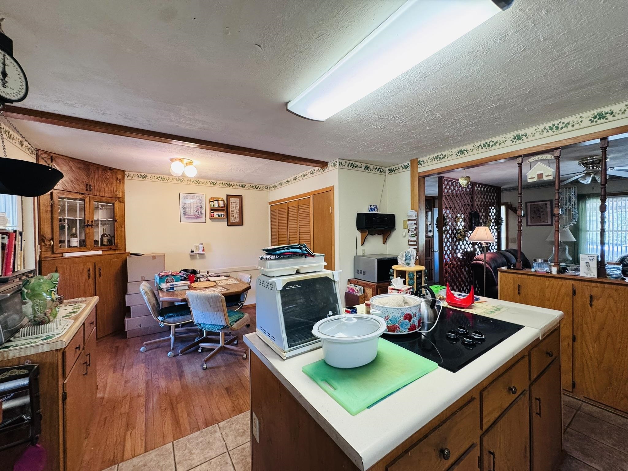 884 J Bar J Circle Property Photo 4
