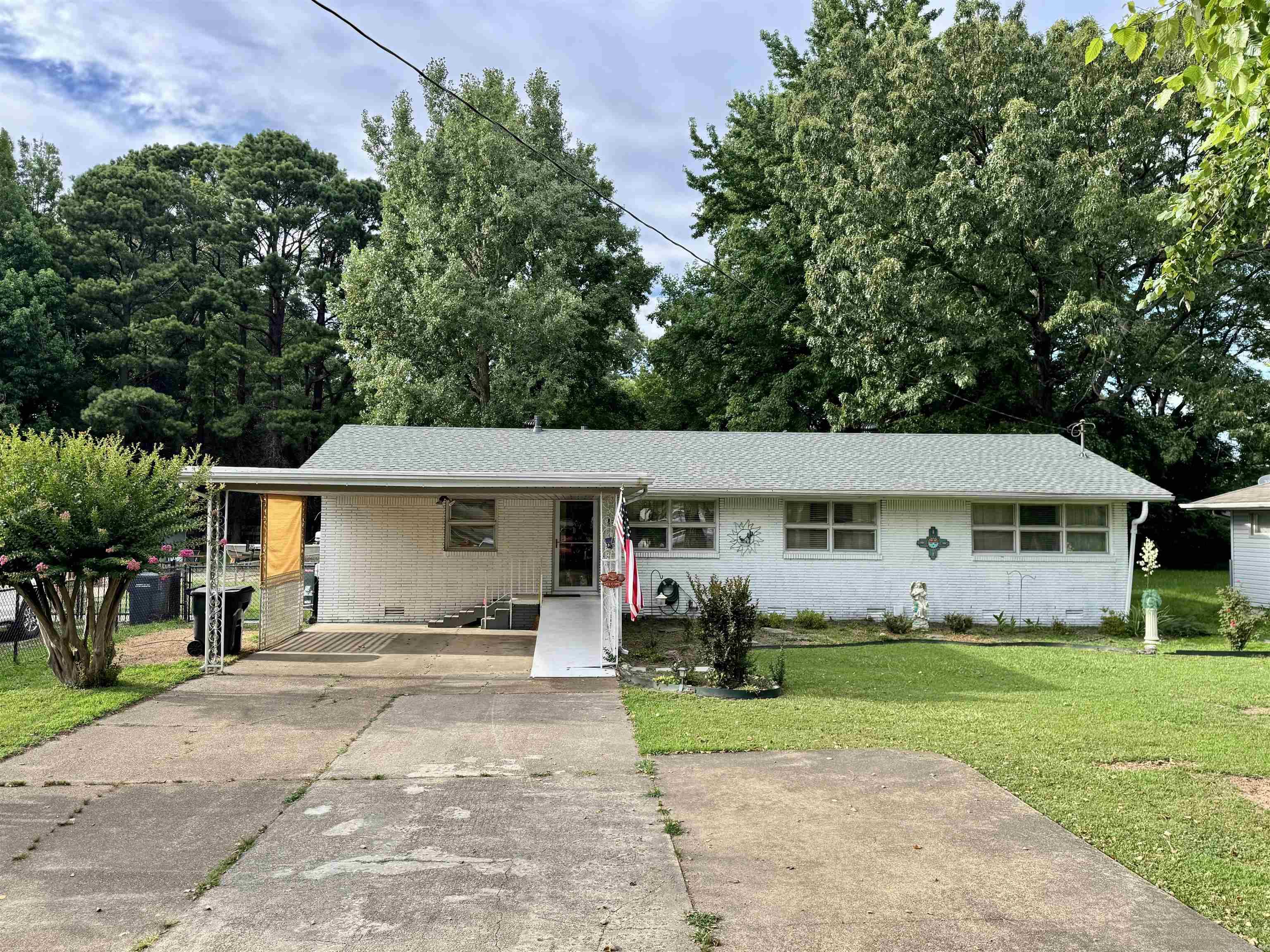 1110 W Nettleton Property Photo 1