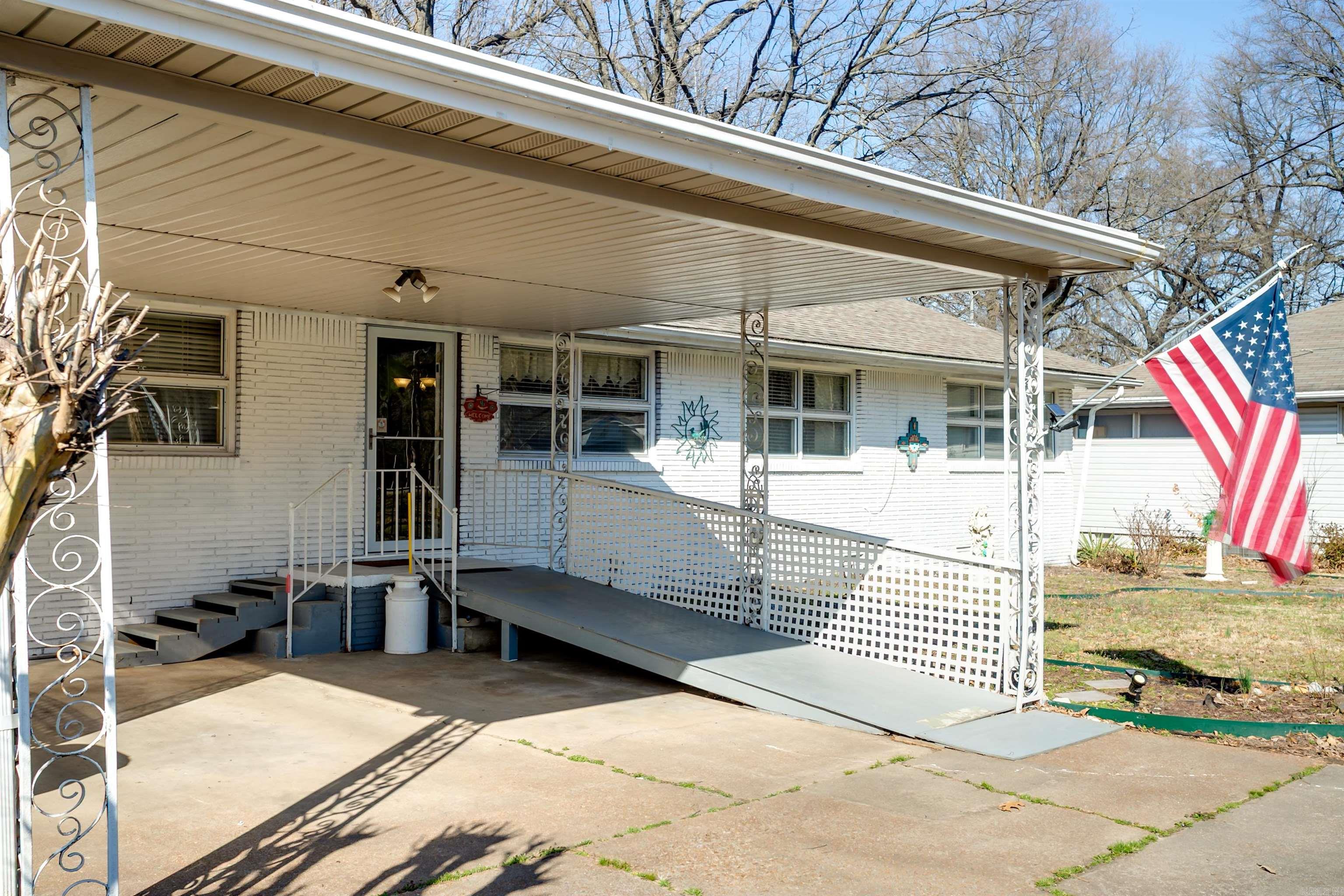 1110 W Nettleton Property Photo 3