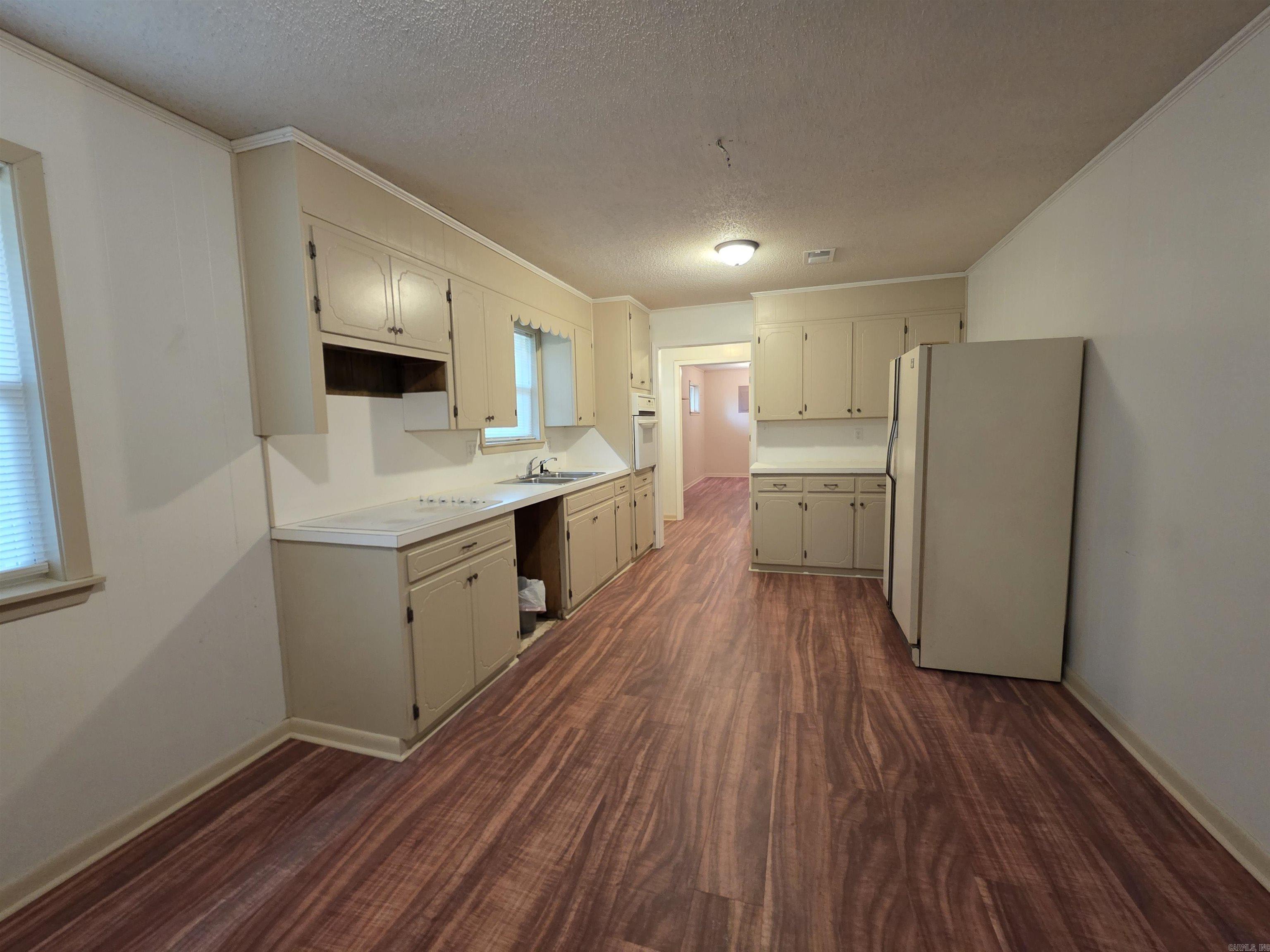 600 Walker Street Property Photo 9