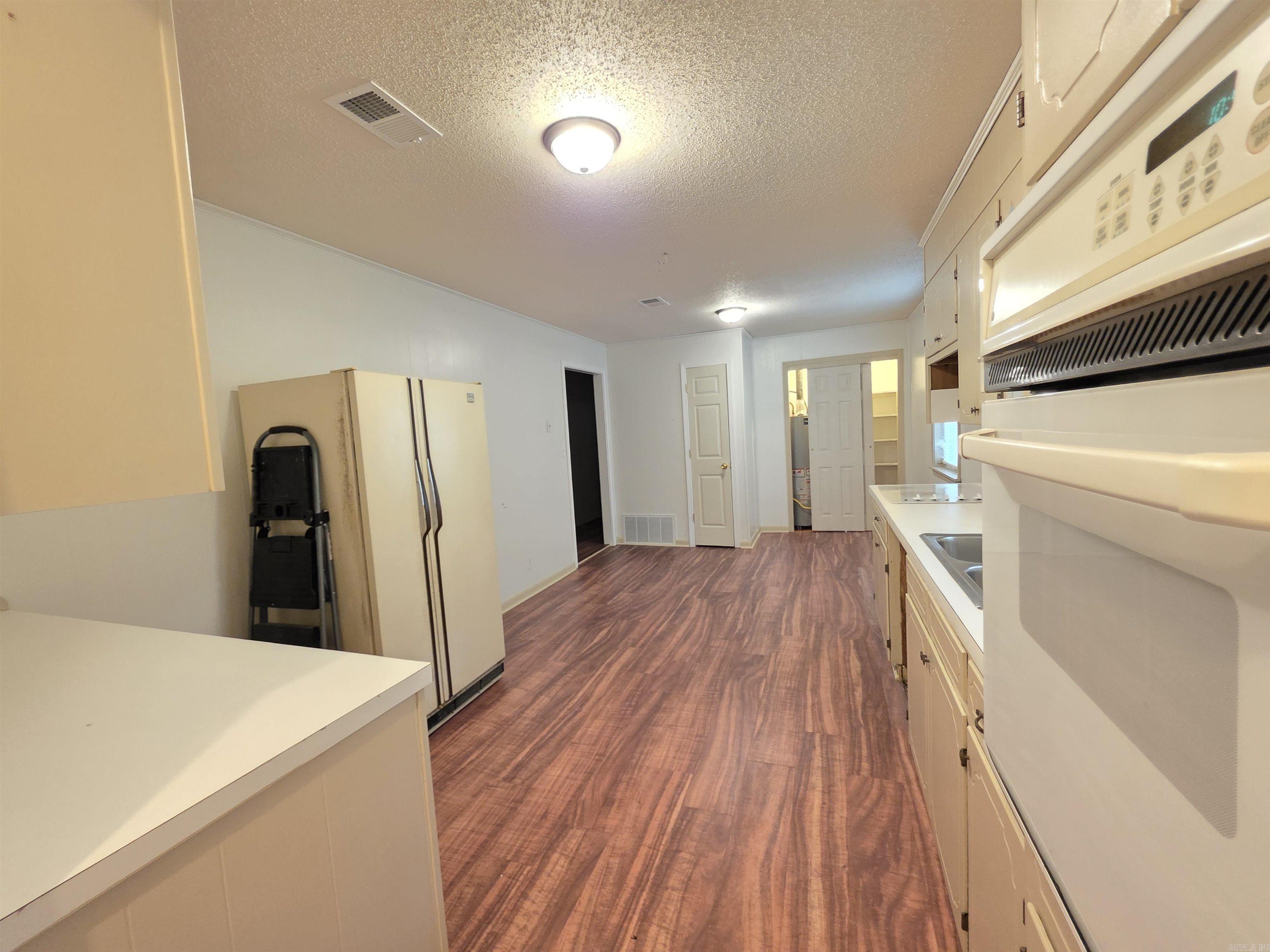 600 Walker Street Property Photo 10