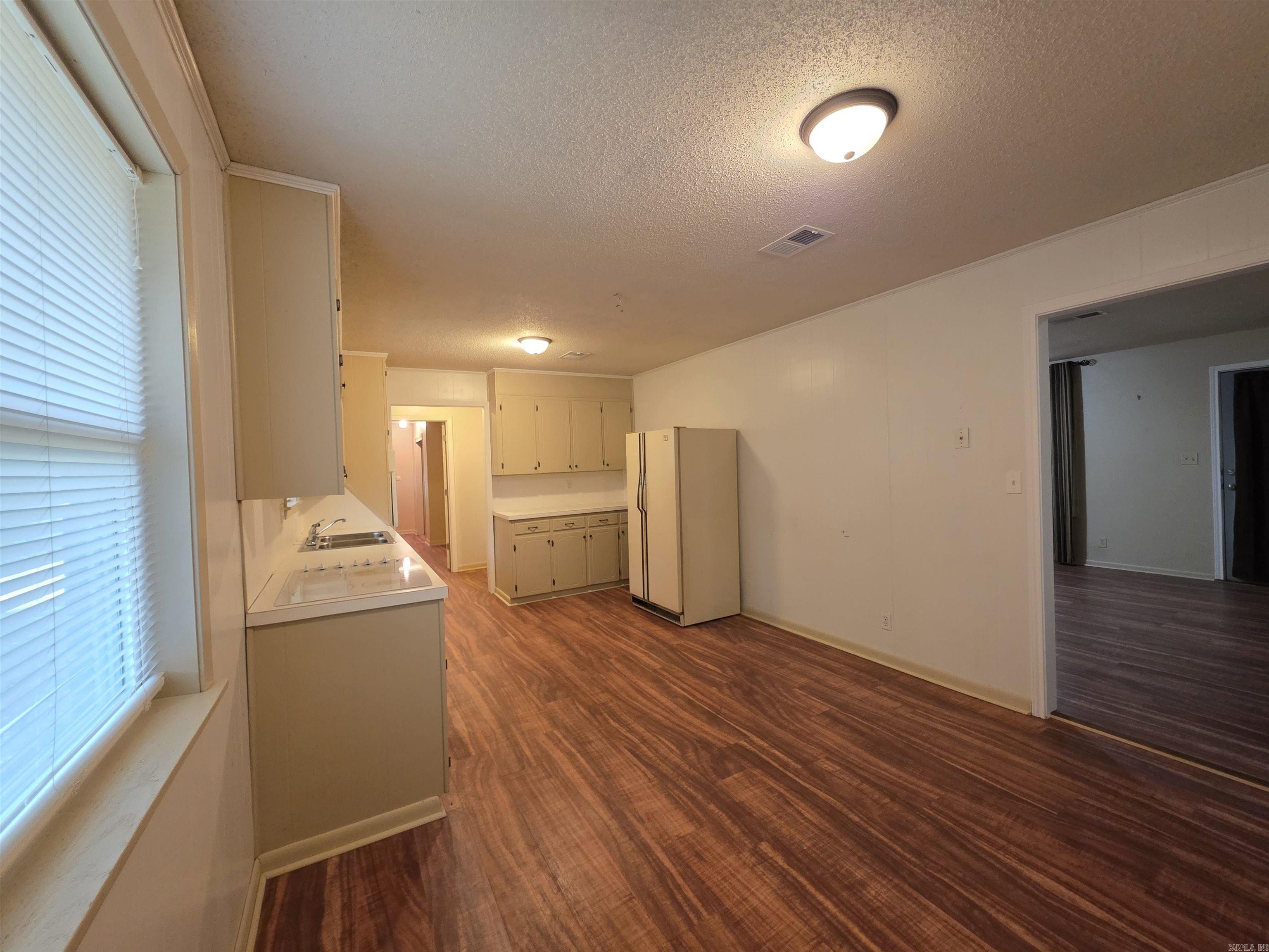 600 Walker Street Property Photo 11